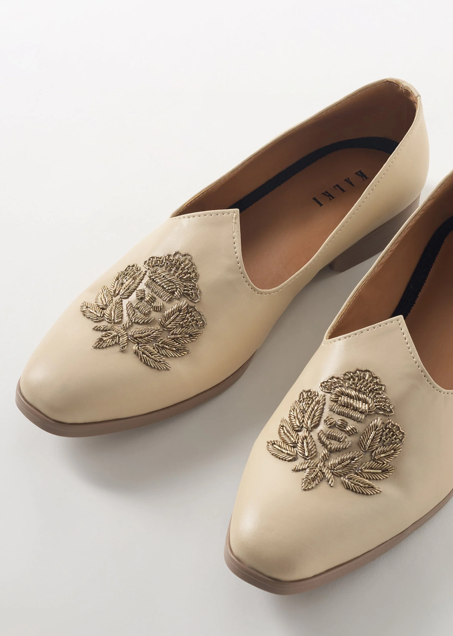 Beige Floral Embroidered Ethnic Jutti For Men - Image 2