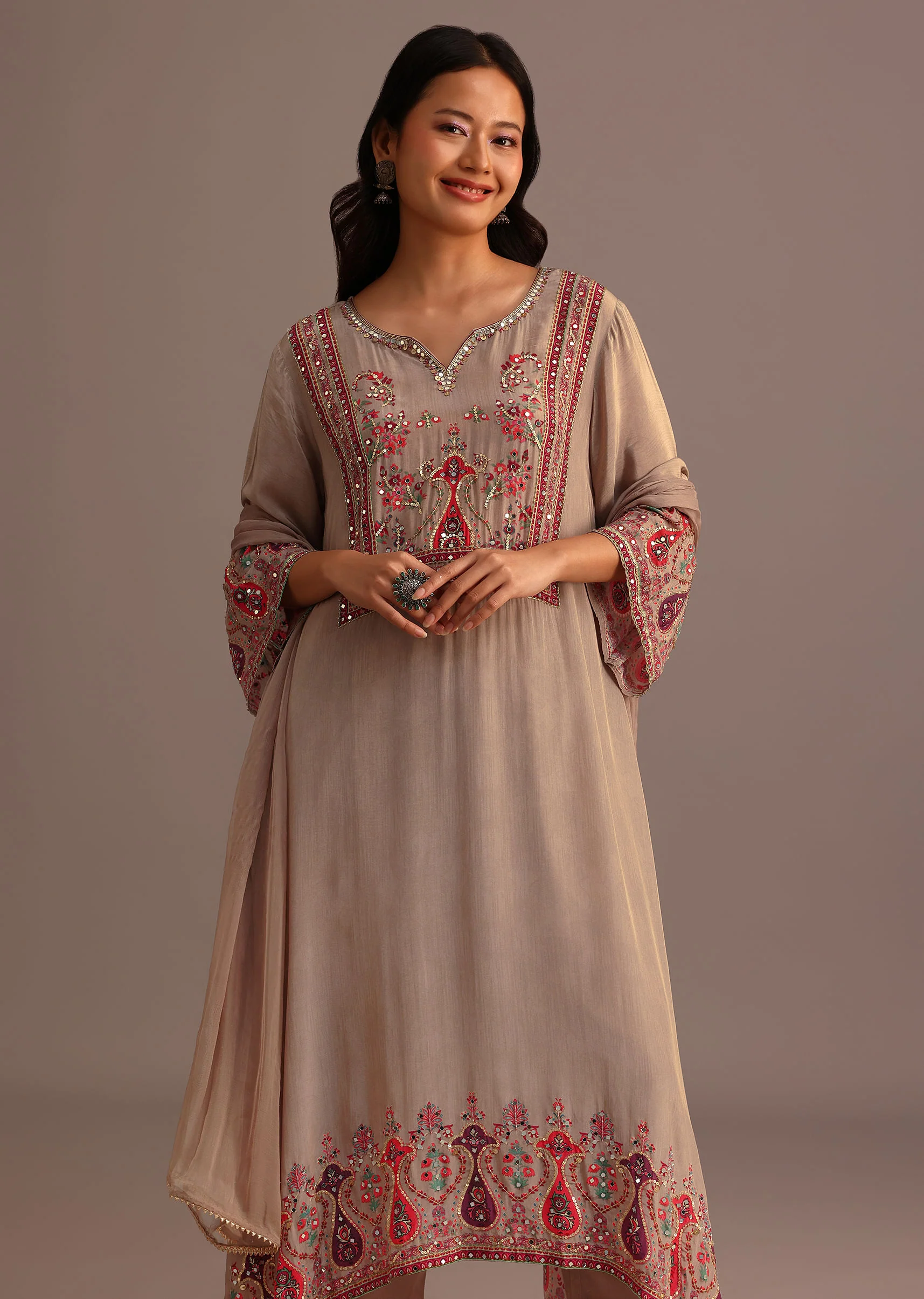 Beige Printed Kurti Pant Set With Chiffon Dupatta - Image 5