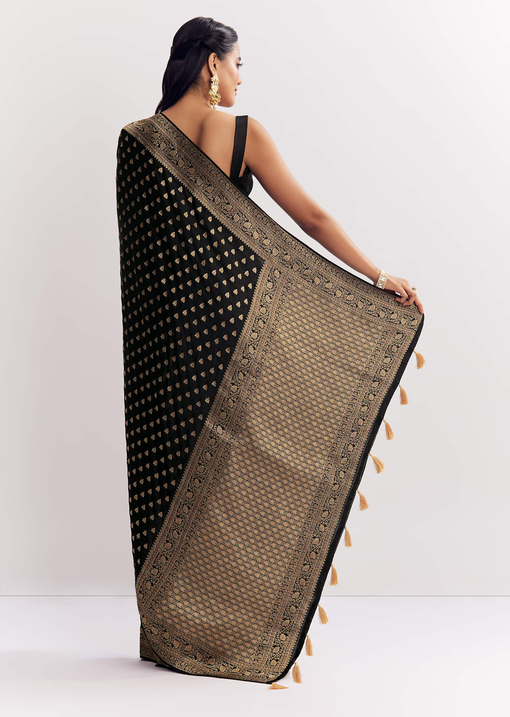 Black Dola Silk Saree With Woven Butti Work Border - Image 4