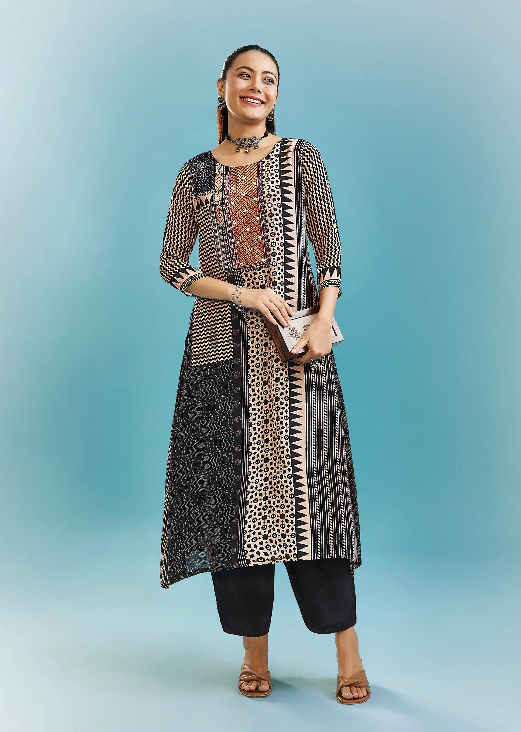 Black Kurta Set With Zari And Sequins Work - Image 3