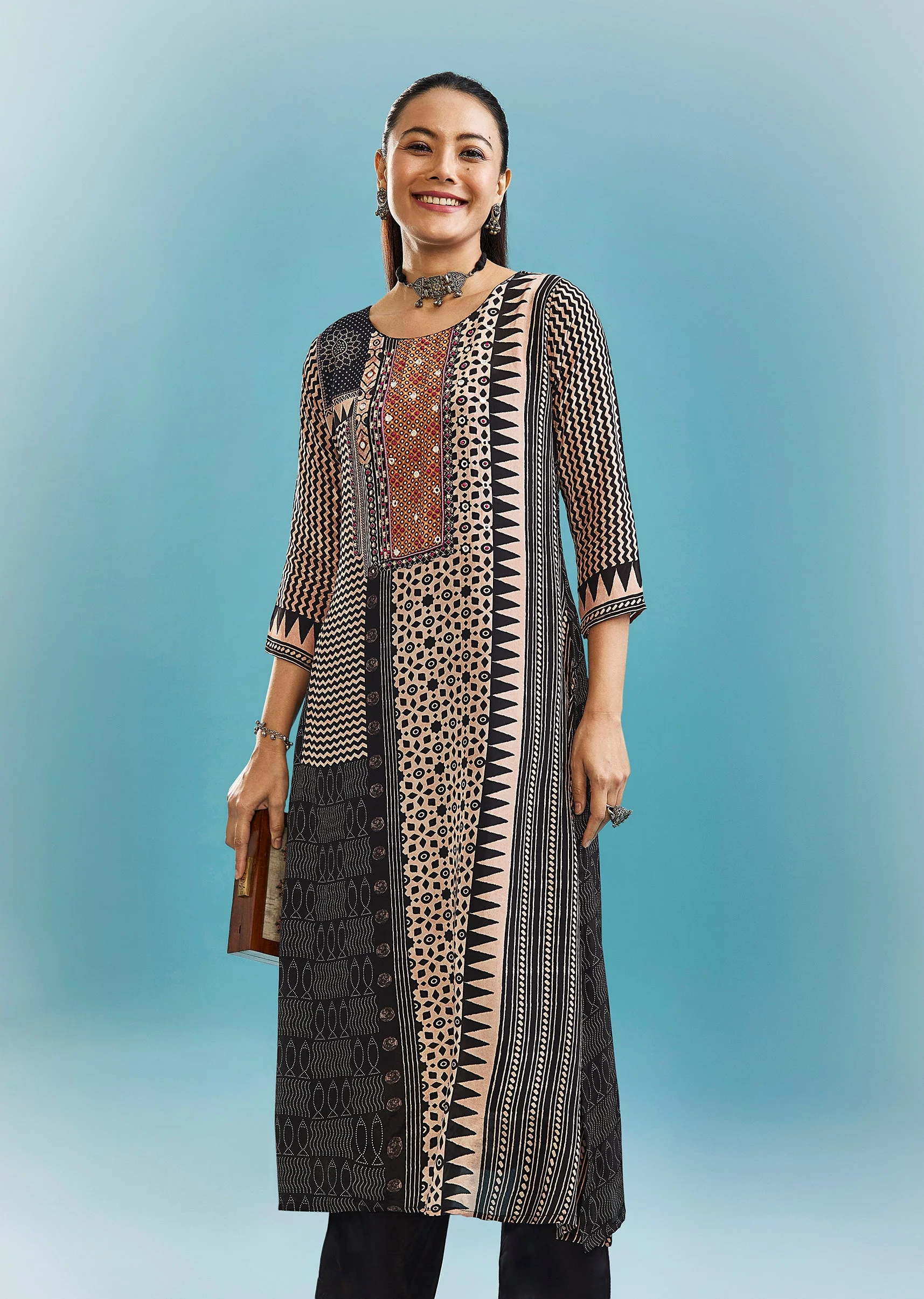Black Kurta Set With Zari And Sequins Work - Image 4