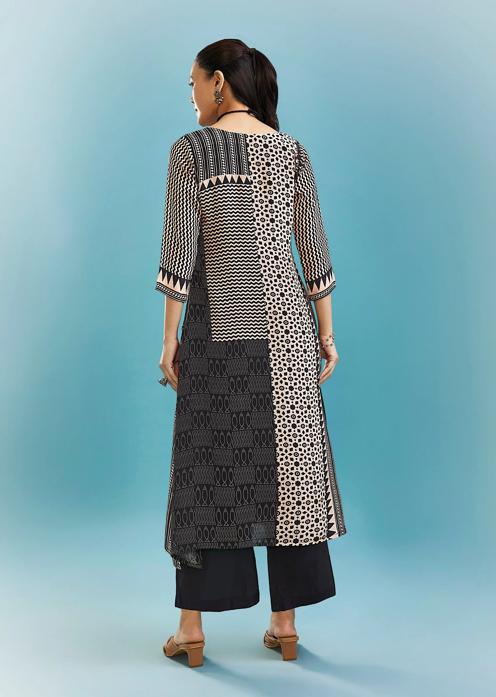Black Kurta Set With Zari And Sequins Work - Image 5