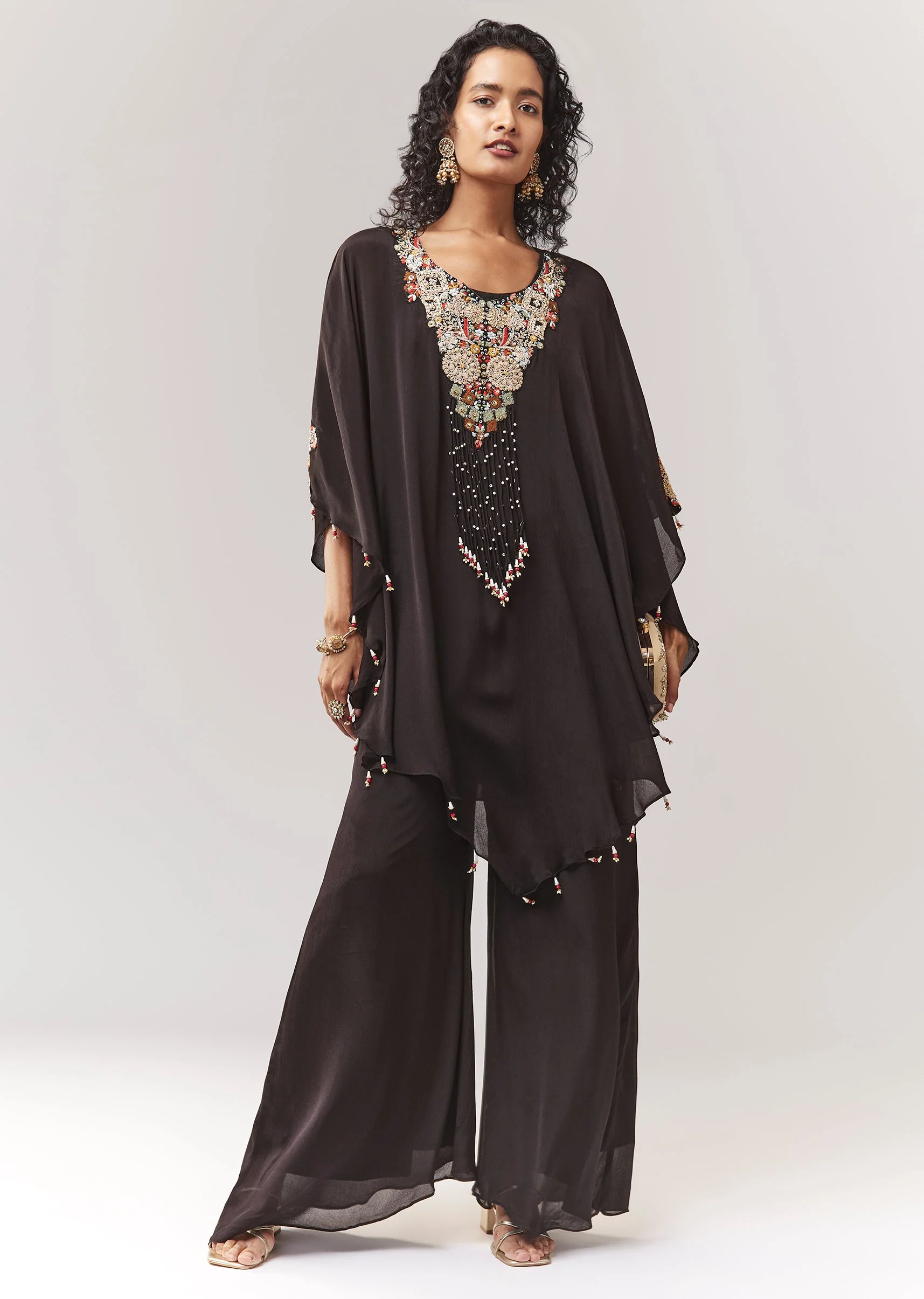 Black Minimal Cape Set With Thread Work