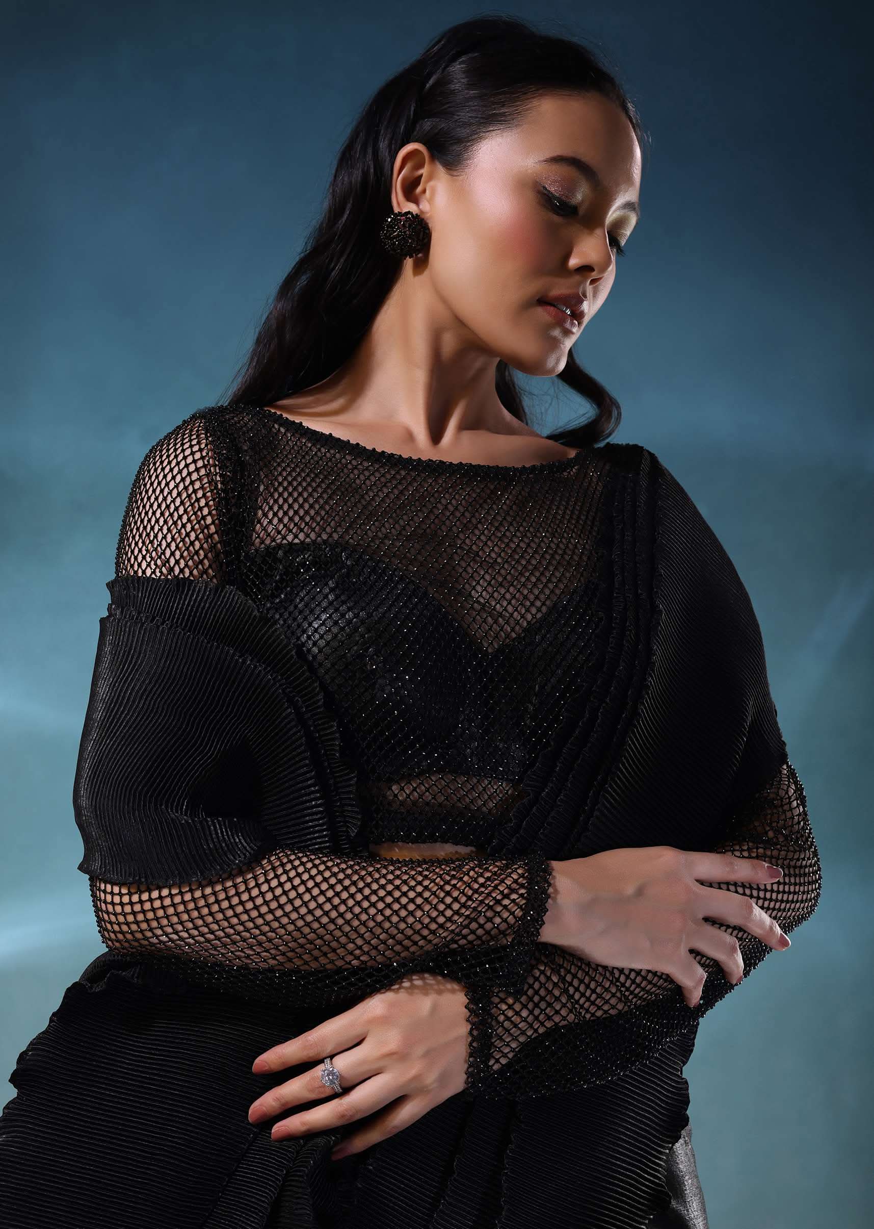 Black Satin Polyester Crush Saree With Mesh Blouse - Image 5