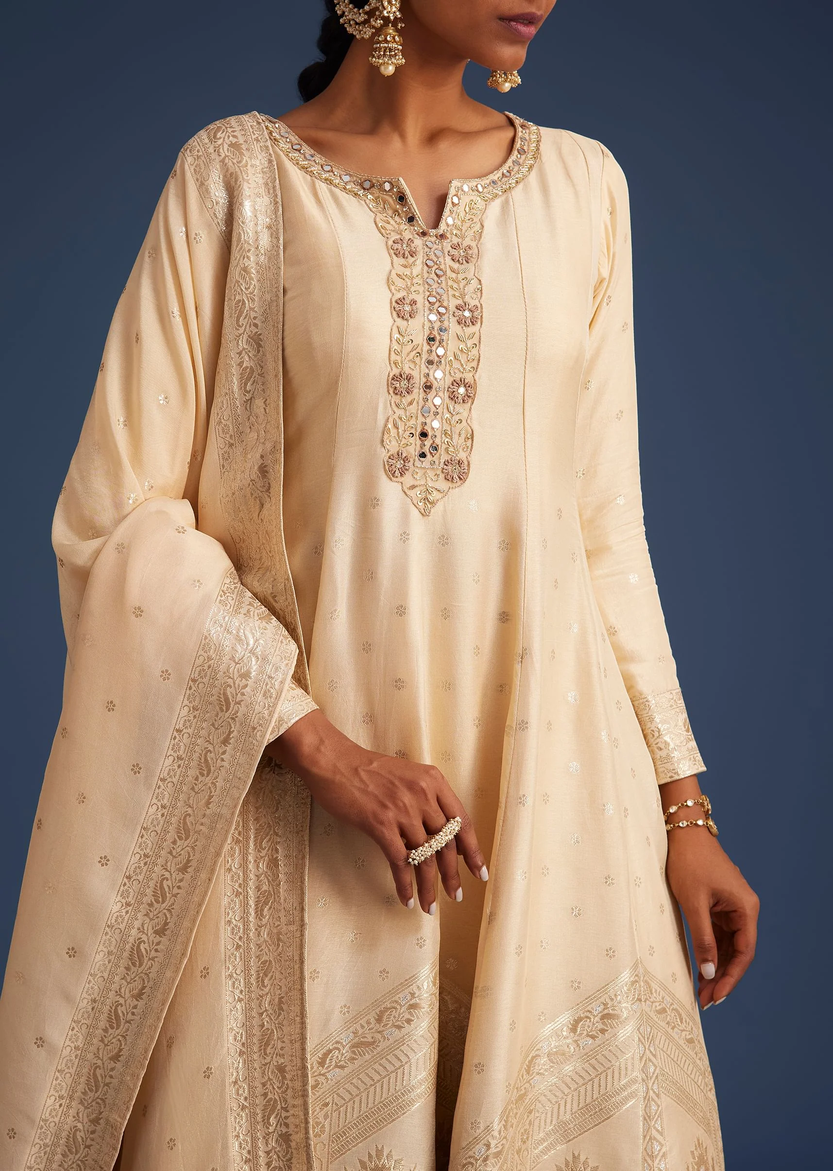Cream Jacquard Kurta Set With Banarasi Silk Dupatta - Image 4