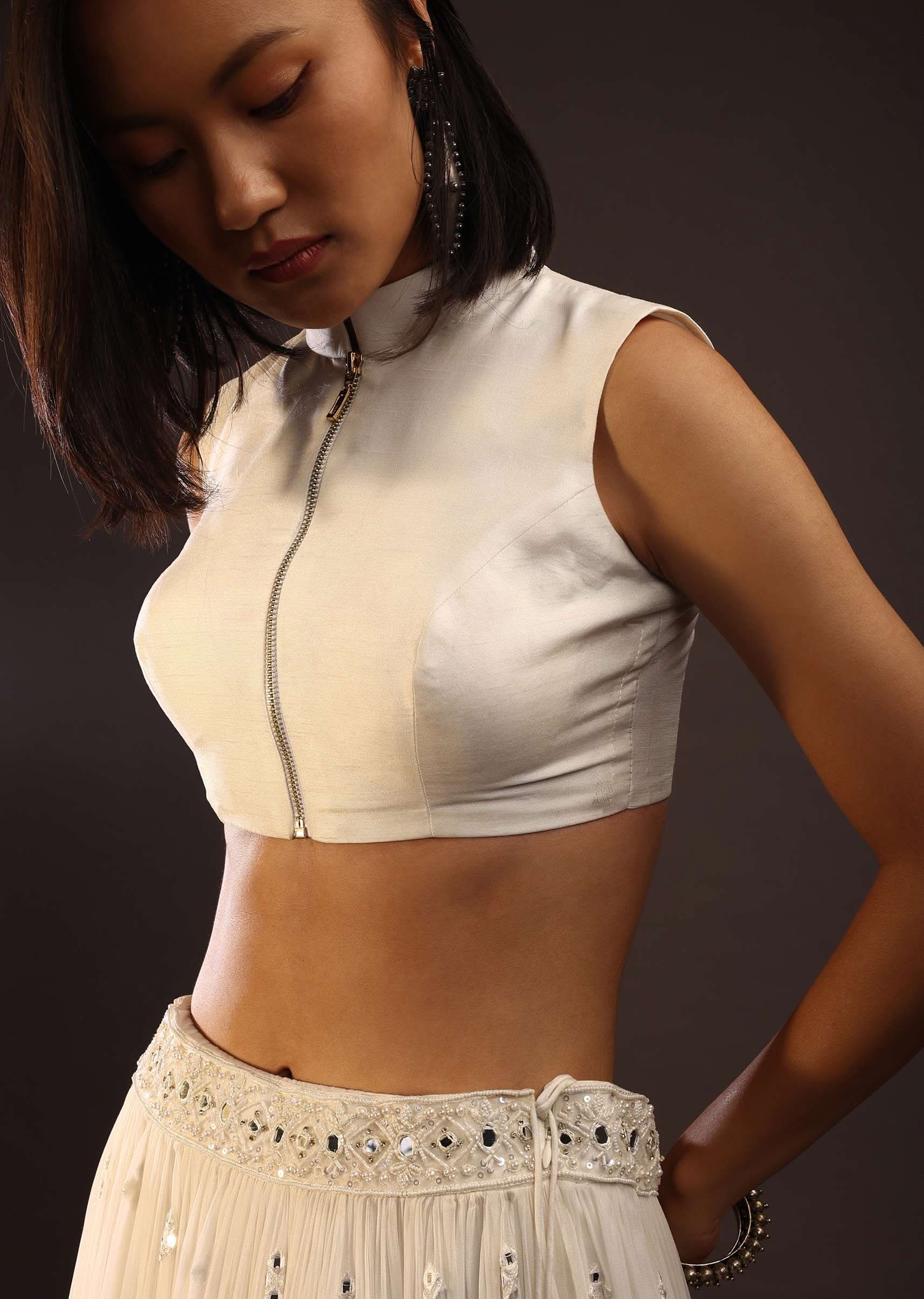 Erget White Sleeveless Blouse With A Collar Neckline - Image 4