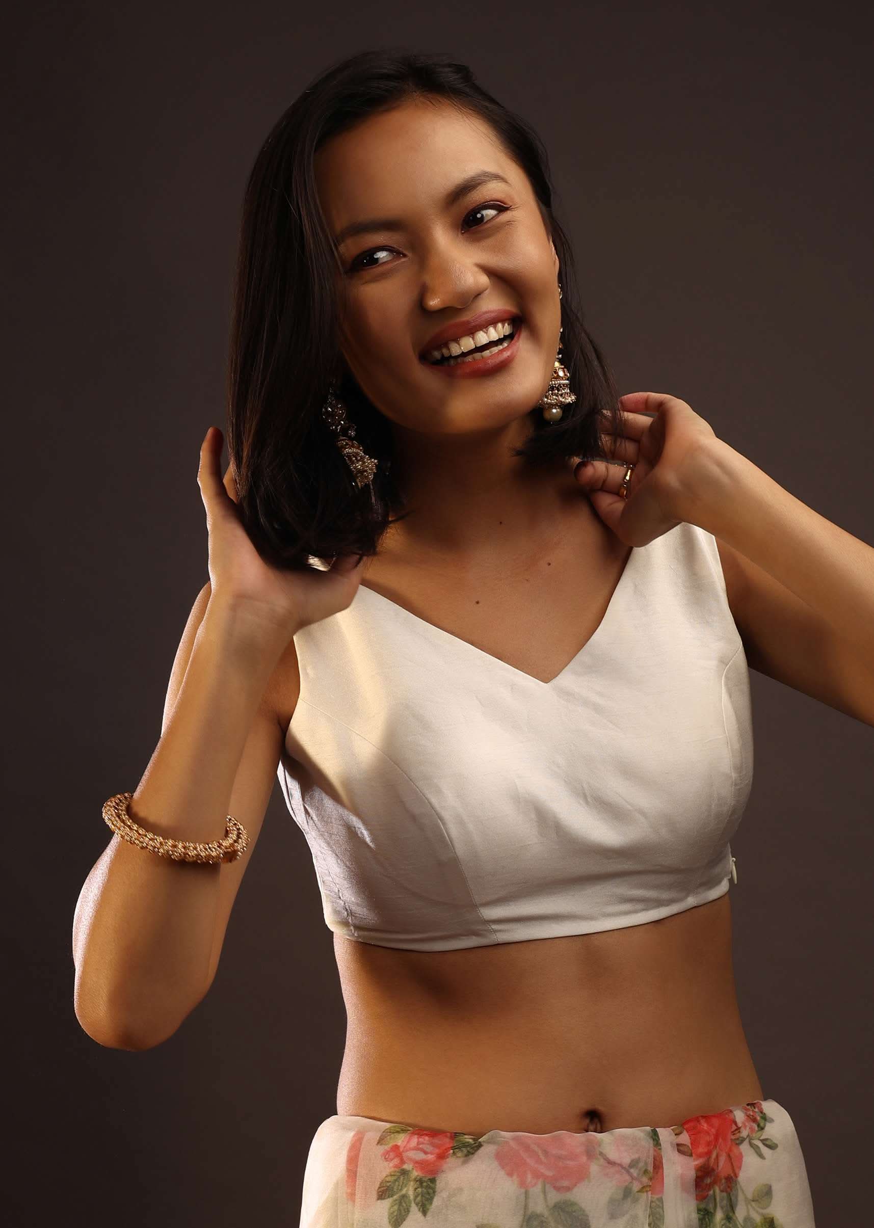 Erget White Sleeveless Blouse With A V Neckline Front And Back - Image 3