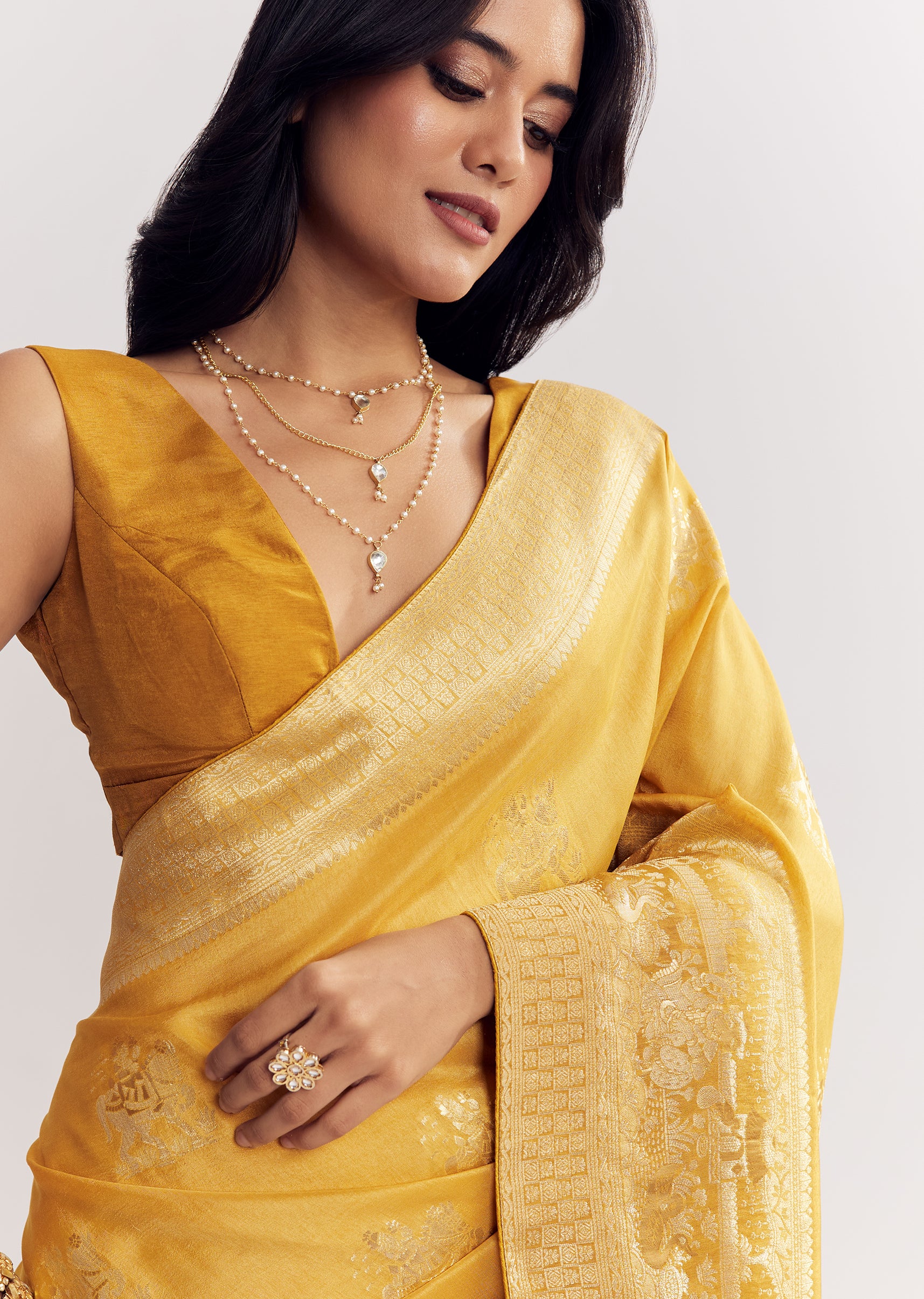 Georgette Saree With All Over Butti Woven Design - Image 2