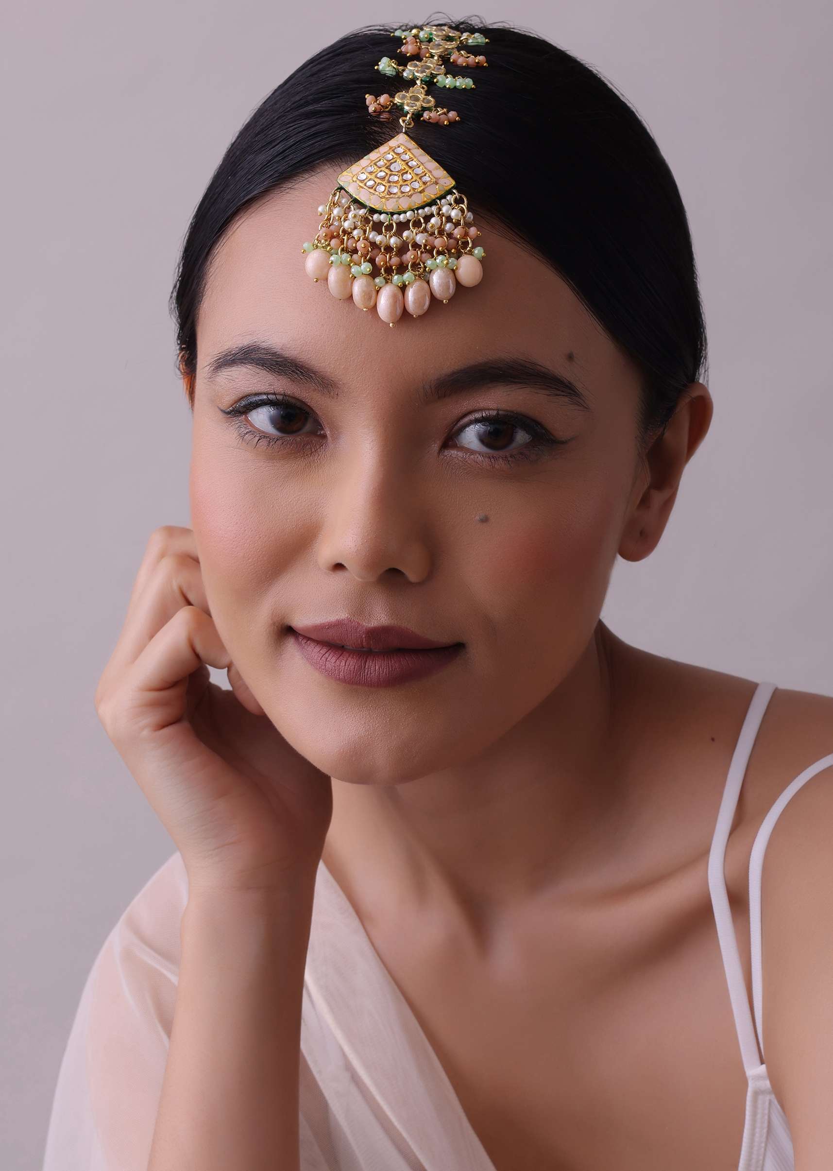 Gold-Finish Bridal Kundan Chokar Necklace Set With Beads And Multicolor Meenakari In Mix Metal - Image 4