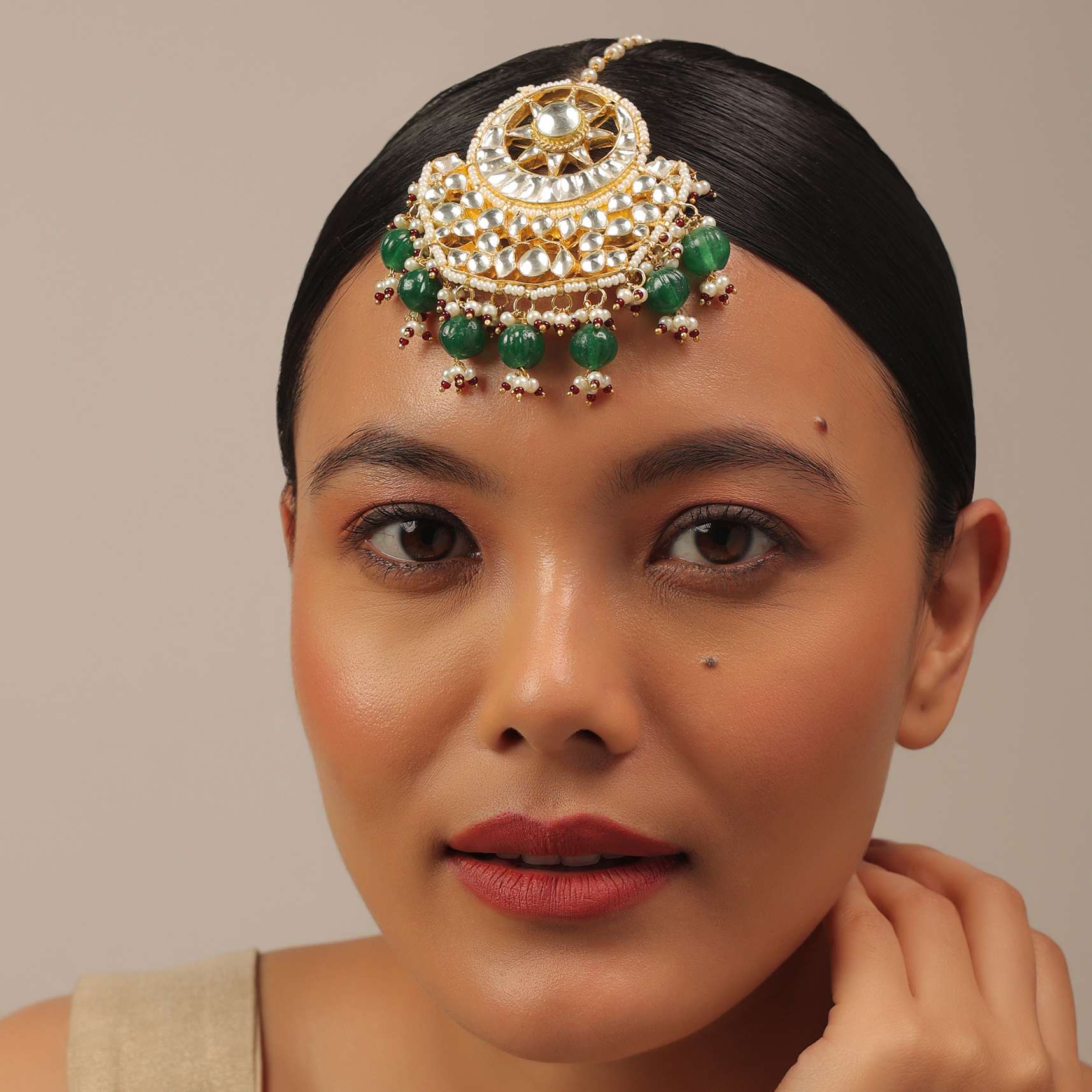 Gold Finish Kundan Floral Maangtika With Synthetic Emerald Stones And Beads - Image 2