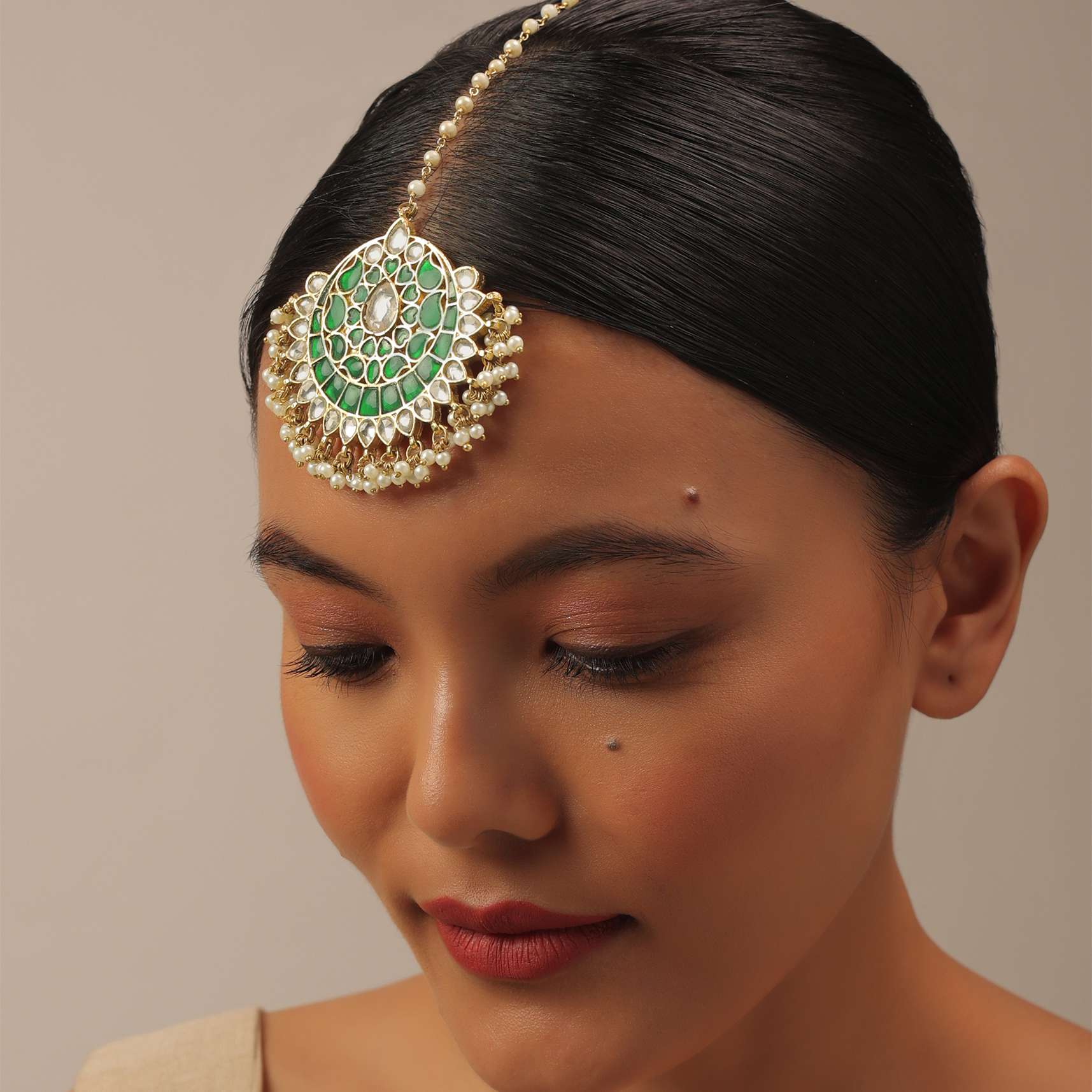 Gold Finish Kundan Maangteeka With Synthetic Emerald Stones And Beads - Image 2