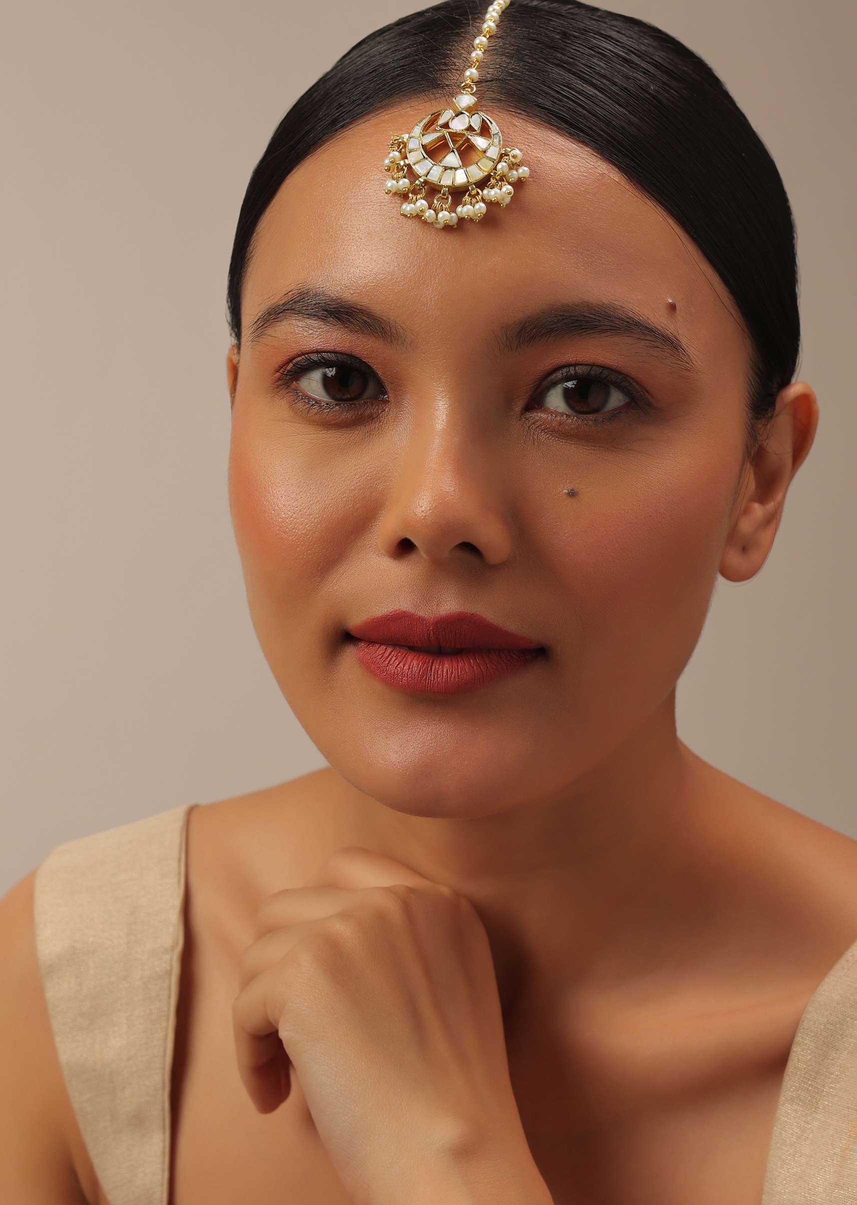 Gold Finish Kundan Maangteeka With Synthetic Stones And Beads - Image 2