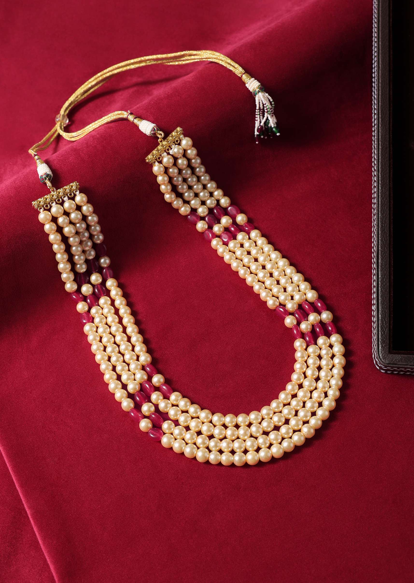 Gold Finish White And Red Mala In Mix Metal With Pearls And Beads - Image 3