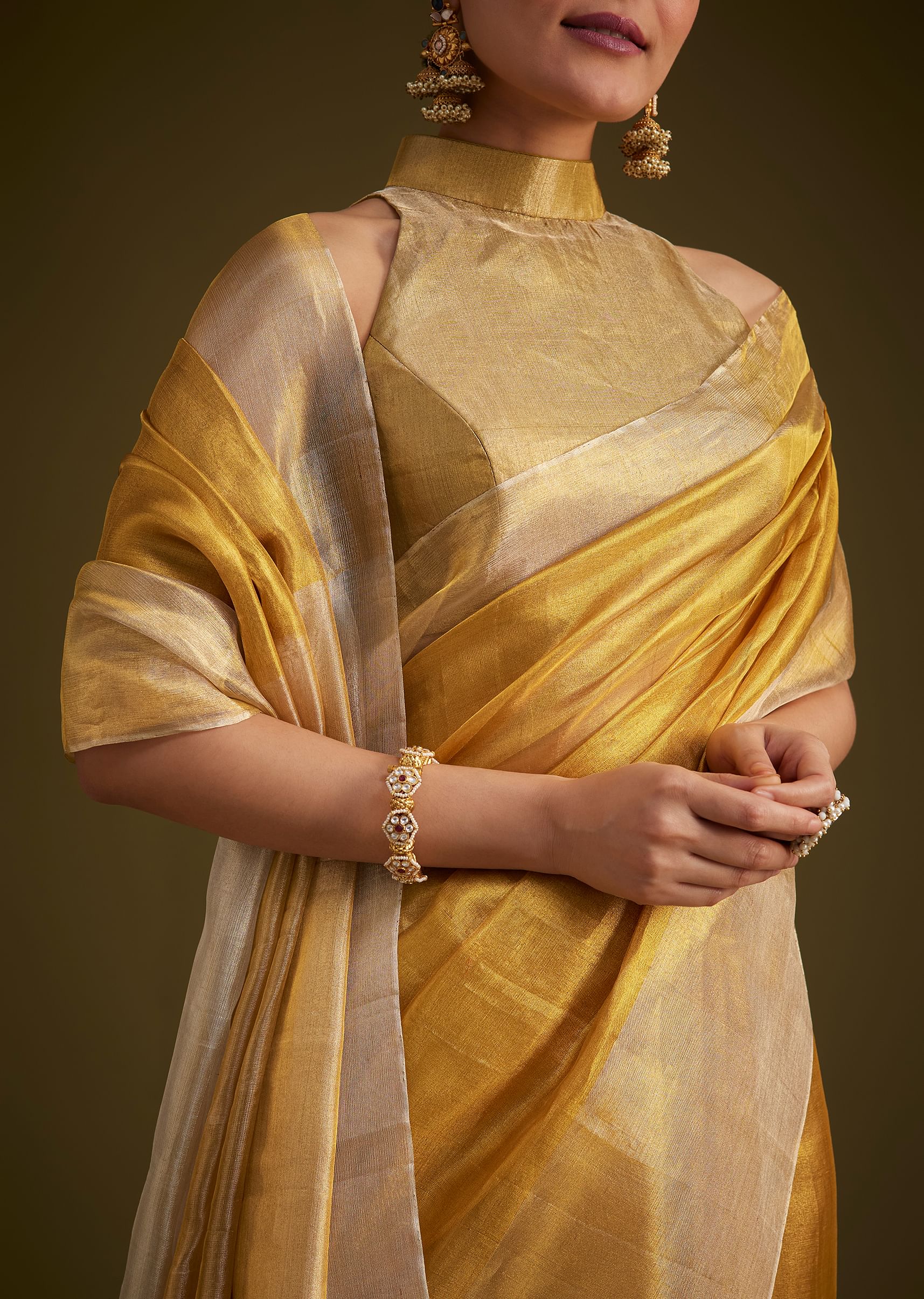 Gold Kanjivaram Silk Saree With Contrast Border And Pallu - Image 4