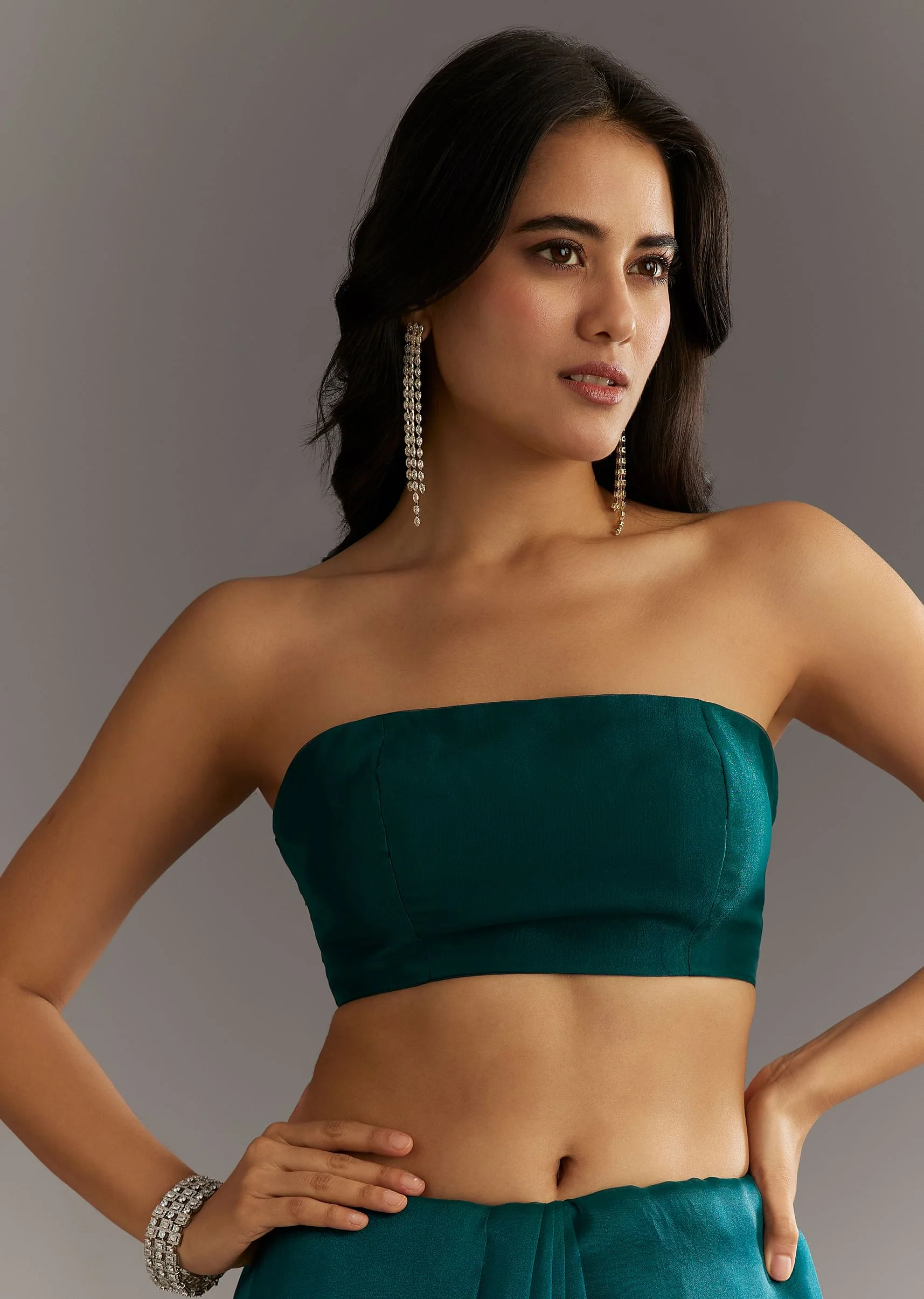 Green Embellished Tissue Saree With Embroidered Cutdana Sequin Border - Image 7
