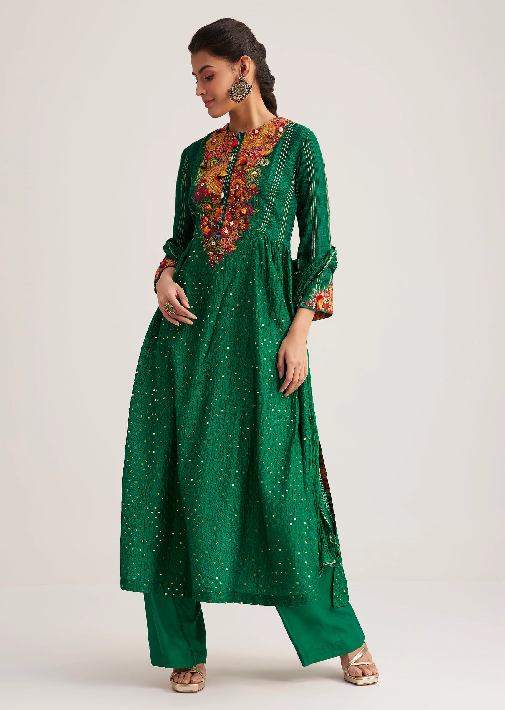 Green Silk Kurta Set With Resham Embroidery And Textured Dupatta - Image 3