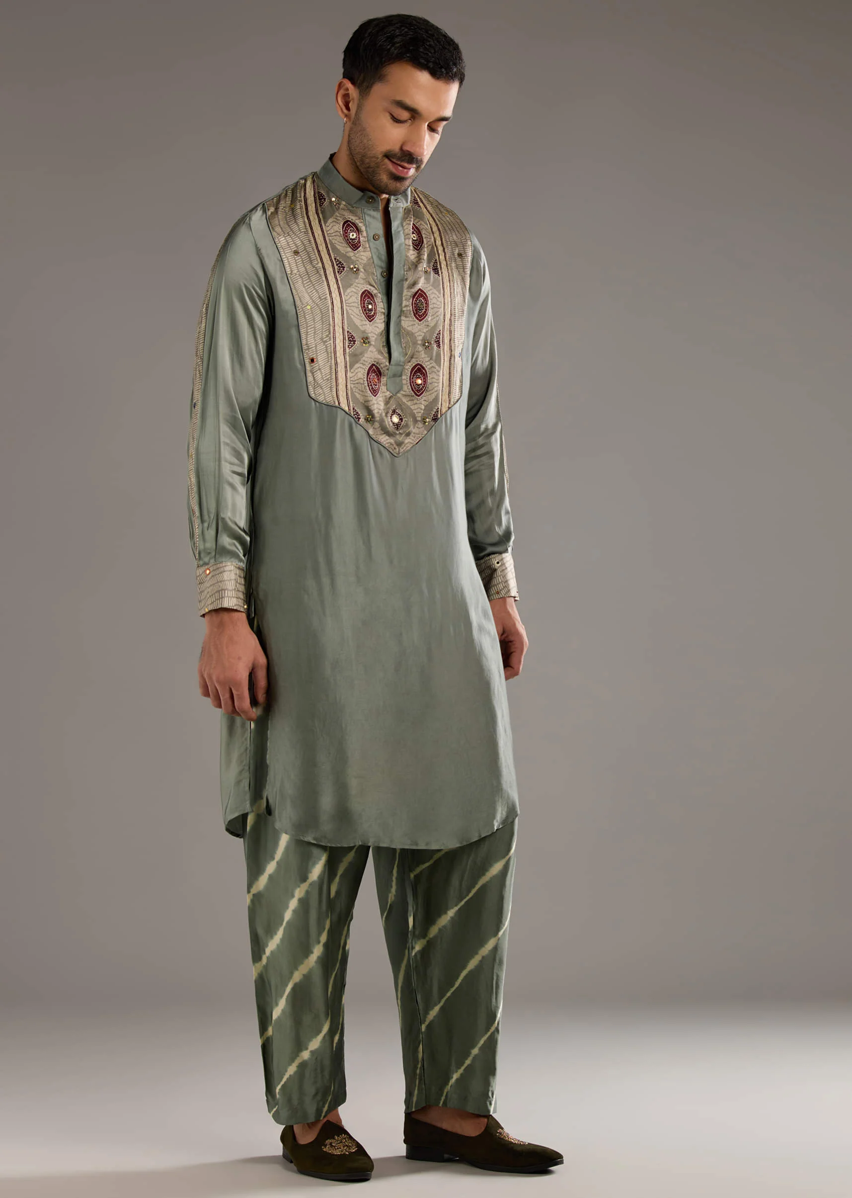 Grey Silk Kurta Set For Men With Hand Dyed Leheriya Print - Image 3