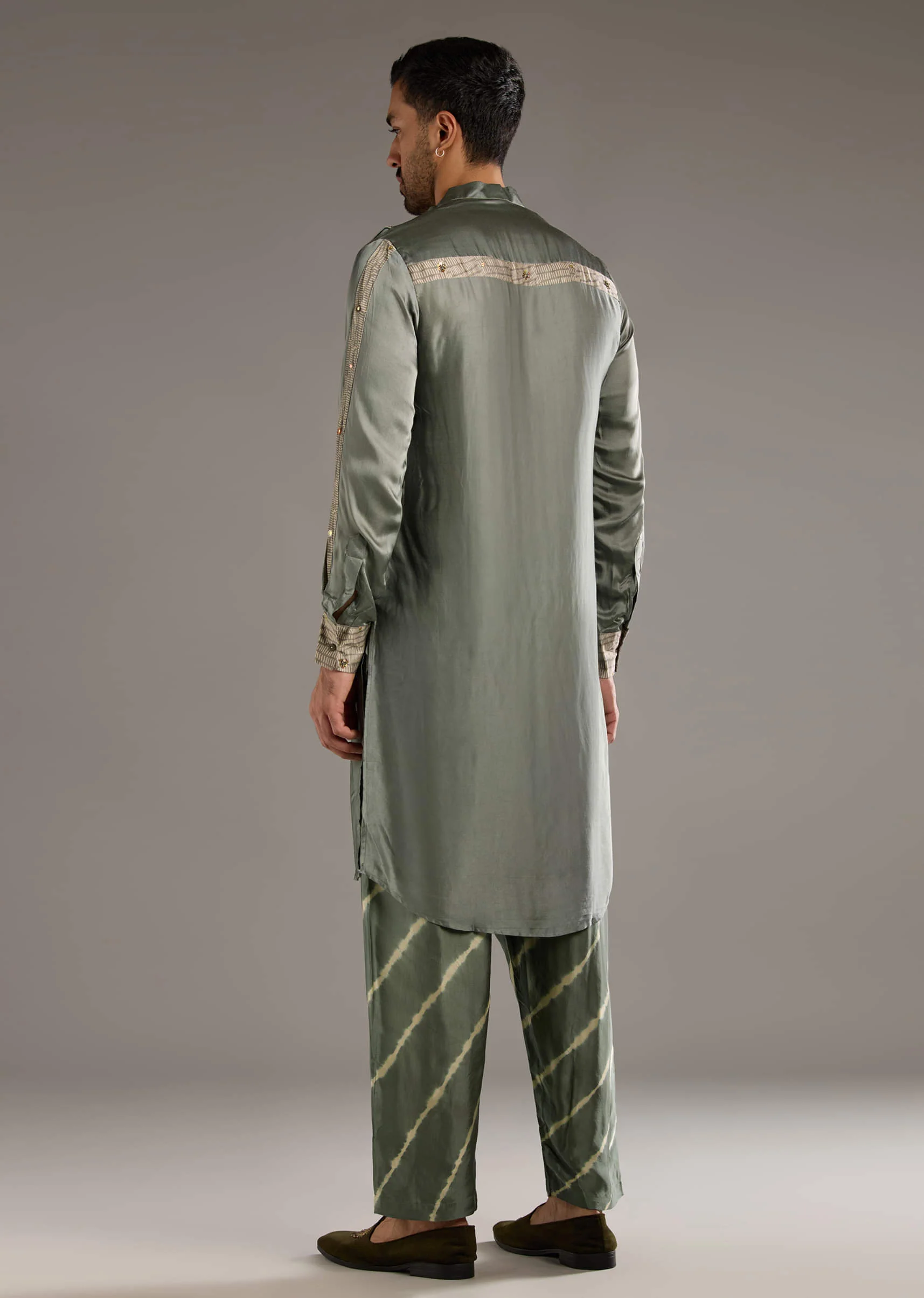 Grey Silk Kurta Set For Men With Hand Dyed Leheriya Print - Image 4