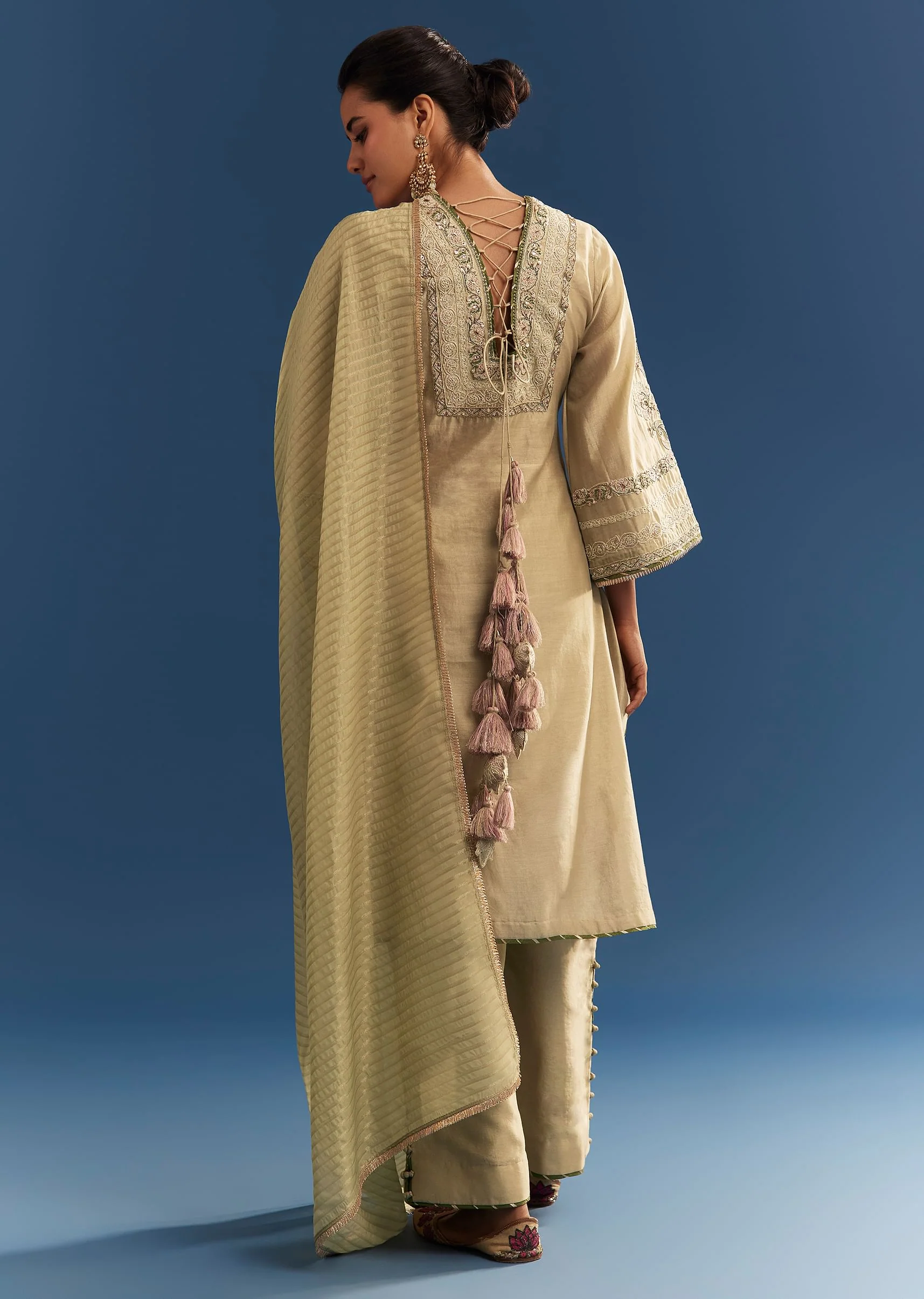 Light Green Chanderi Kurta Set With Organza Dupatta And Tassel Tie-Up Back - Image 6