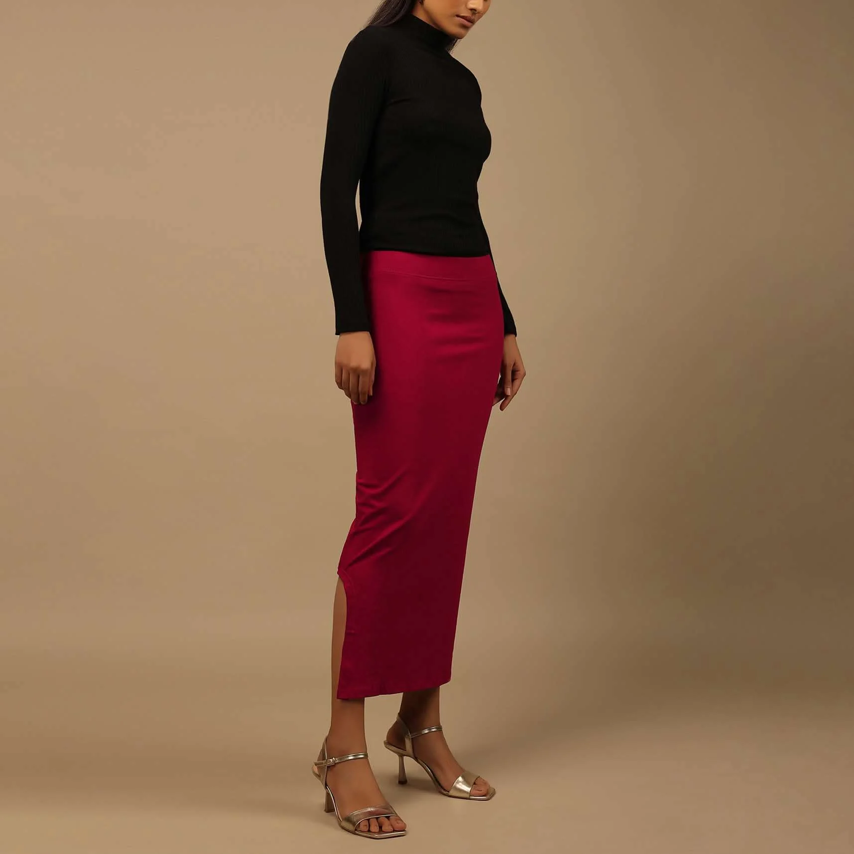 Maroon Shapewear Saree Petticoat In Cotton Lycra With Elastic Waistband And Slit - Image 4