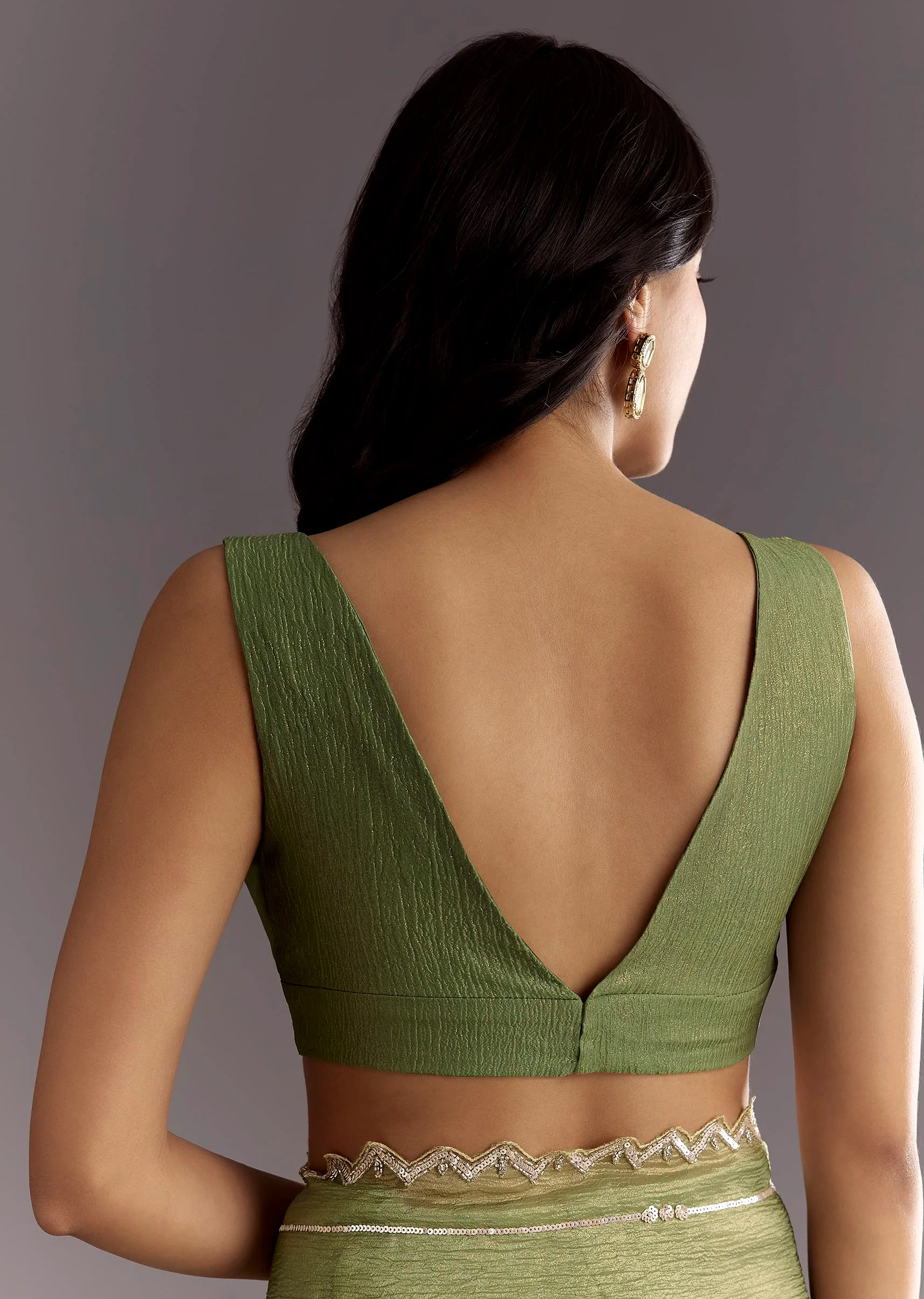 Mehendi Green Crushed Tissue Saree With Embroidered Scallop Border - Image 8