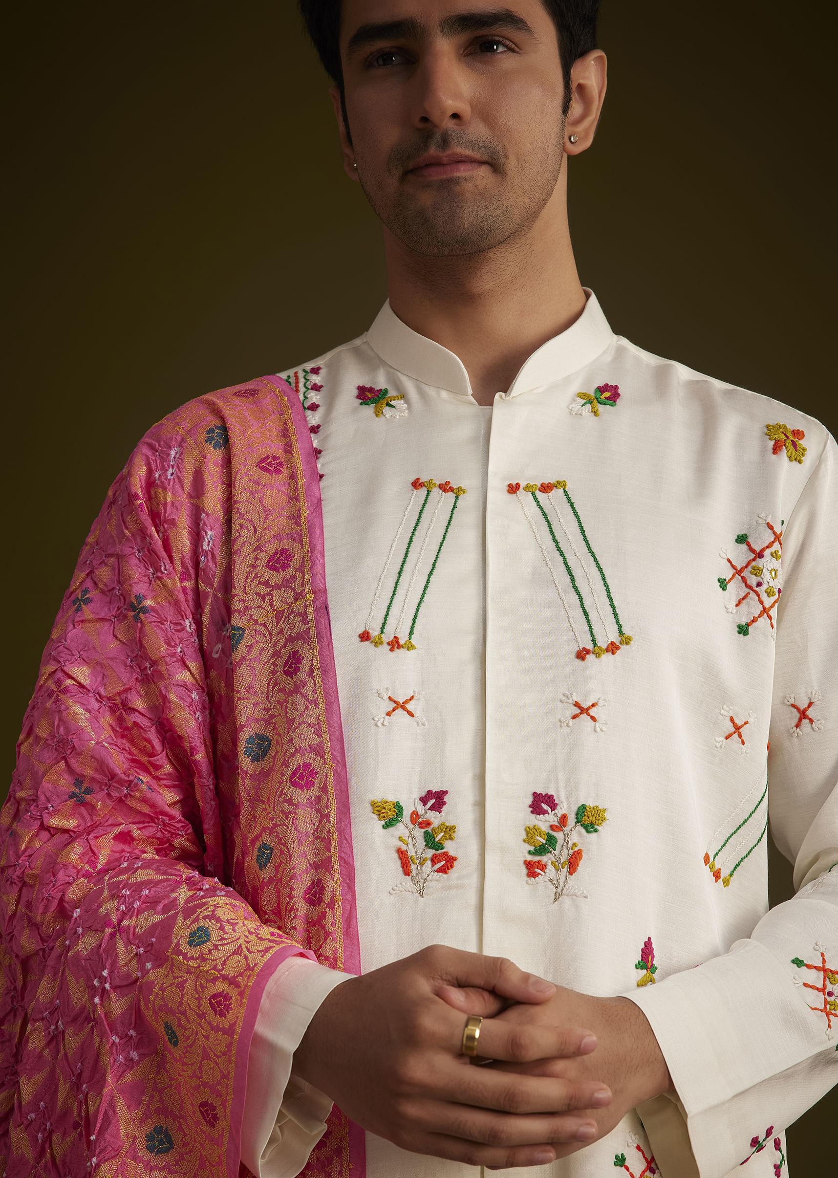 Off White Silk Thread Embroidered Kurta Set With Bandhani Dupatta - Image 2