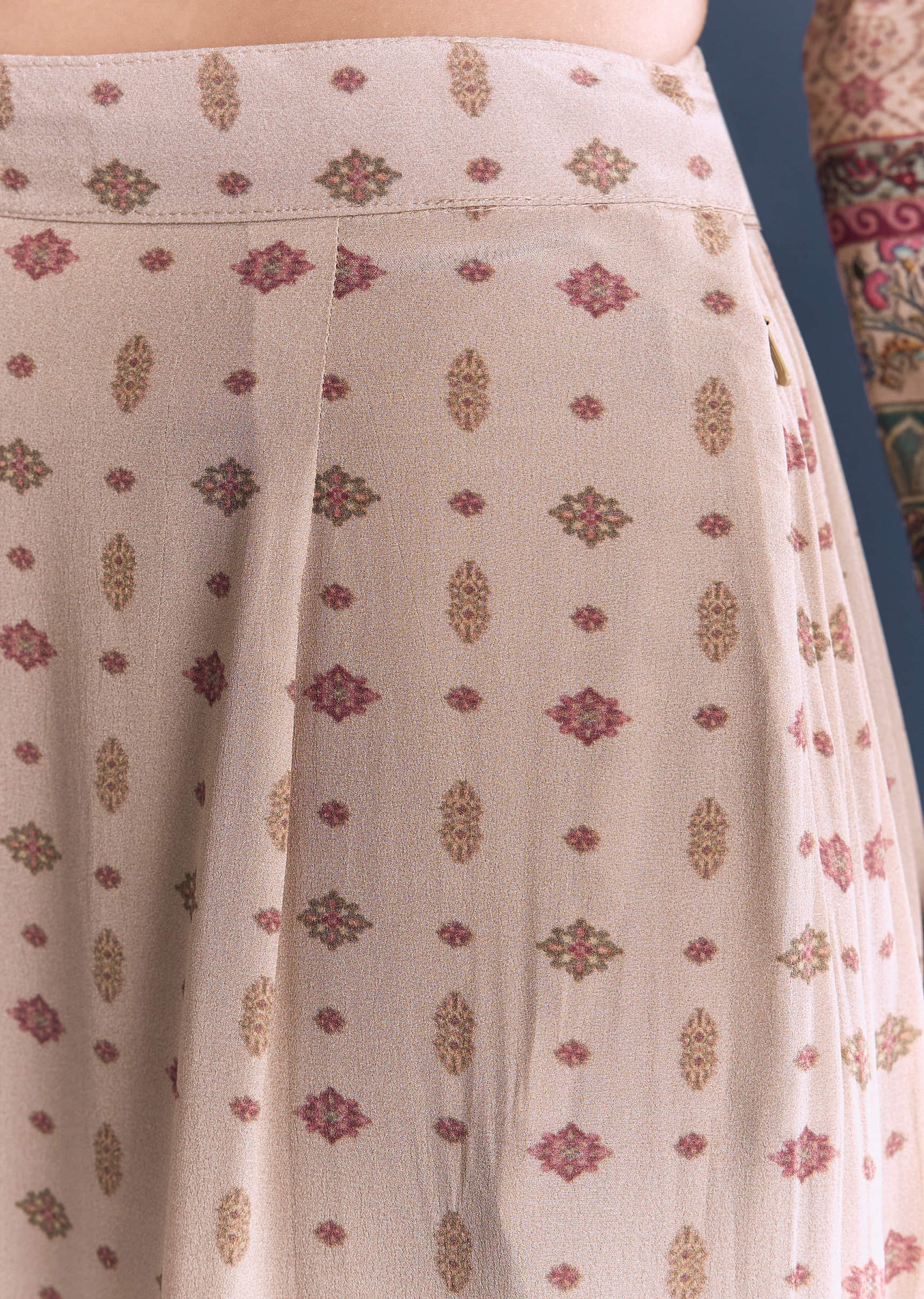 Peach Crepe Kurta Set Chic With Indie Print And Zari Work - Image 6