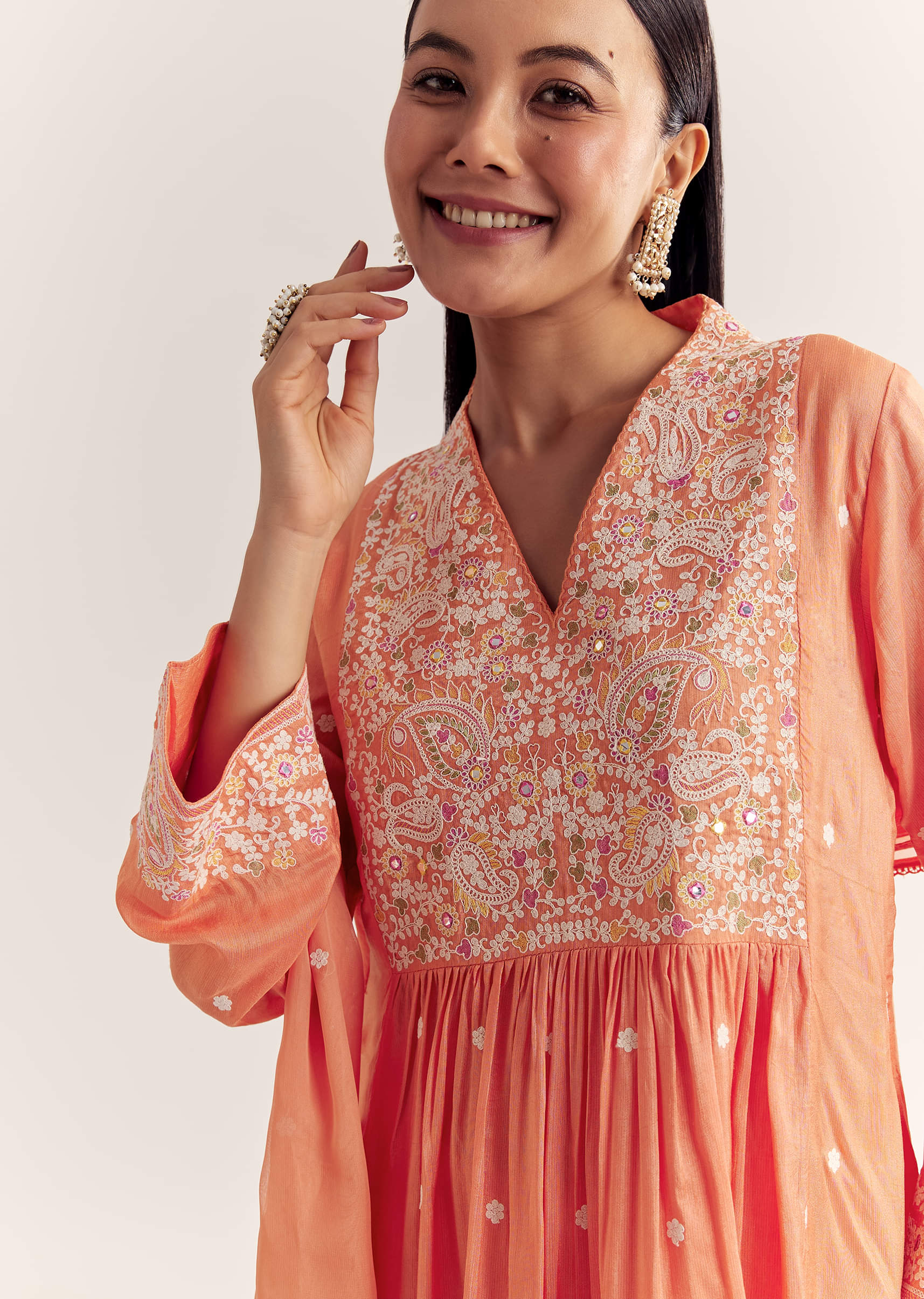 Peach Silk Threadwork Kurta Set With Organza Dupatta - Image 2