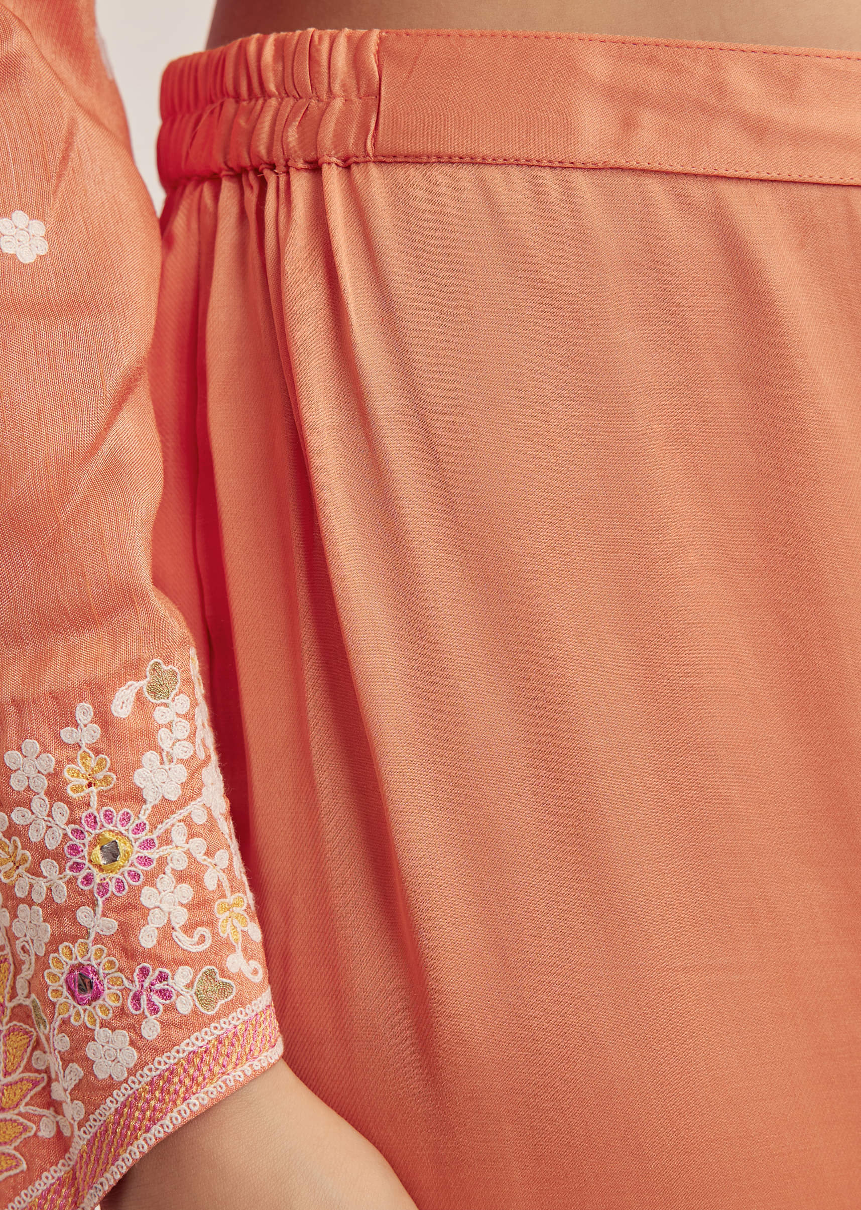 Peach Silk Threadwork Kurta Set With Organza Dupatta - Image 6