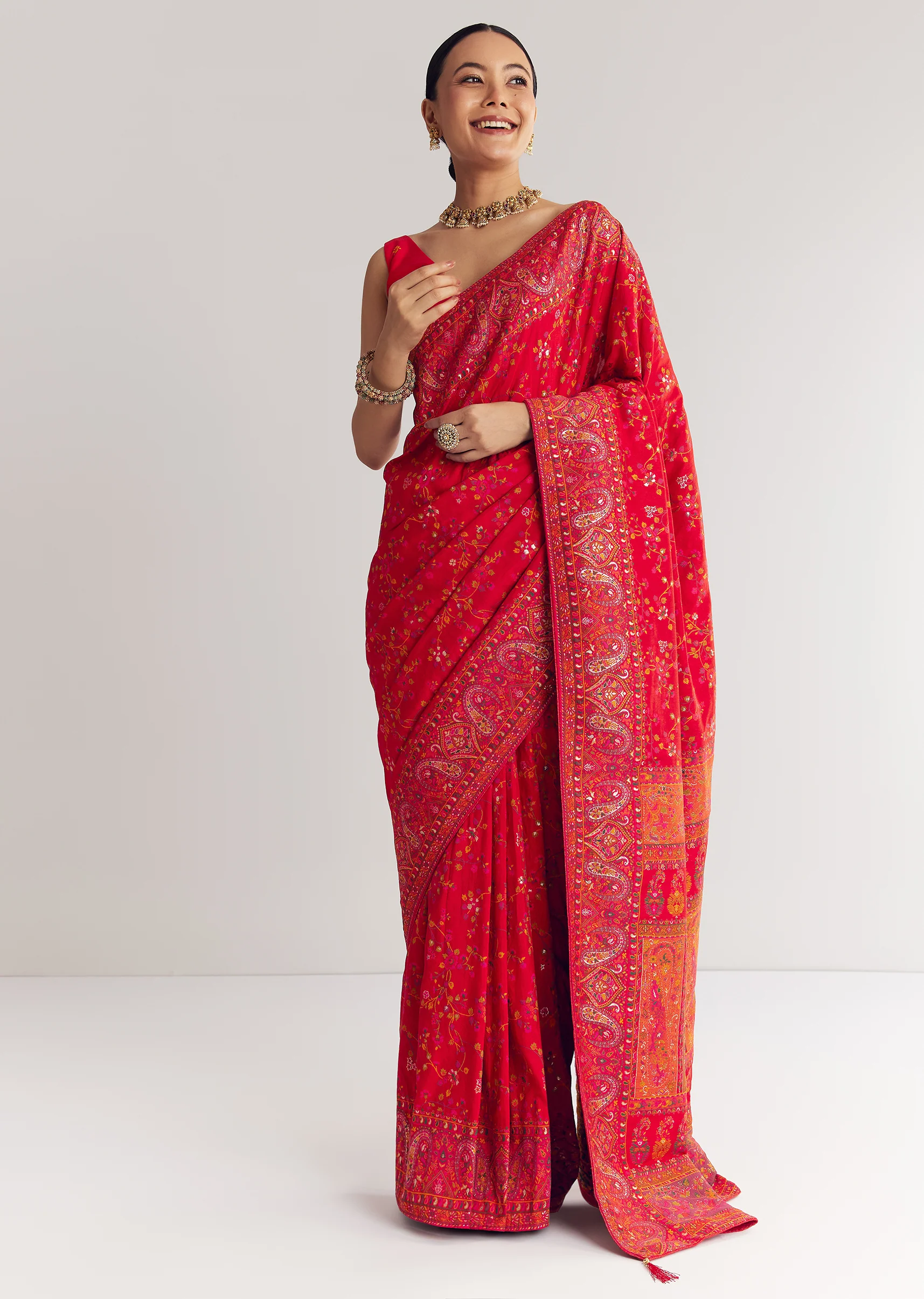 Red Dola Silk Saree With Traditional Floral And Jaal Work - Image 3