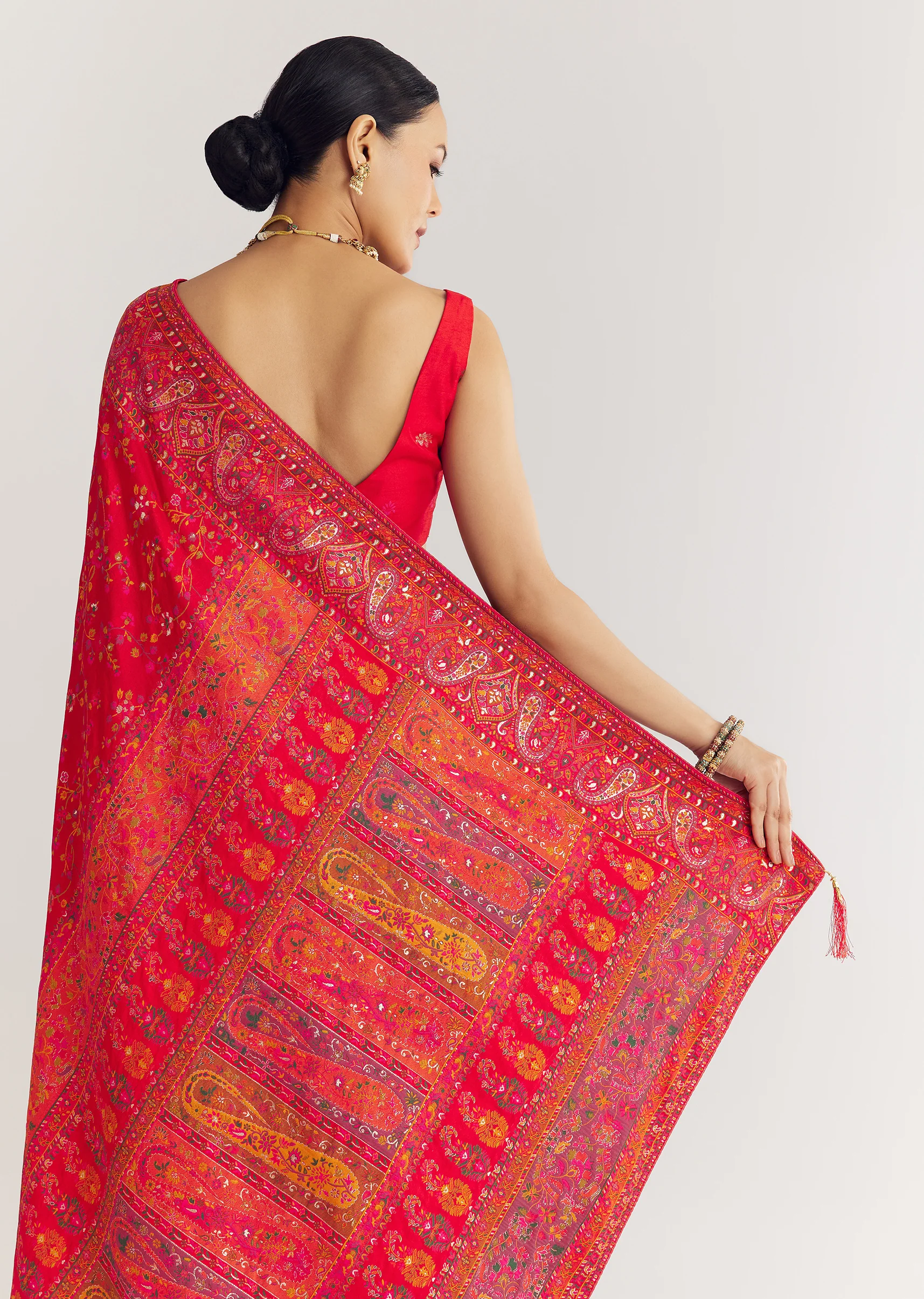 Red Dola Silk Saree With Traditional Floral And Jaal Work - Image 6