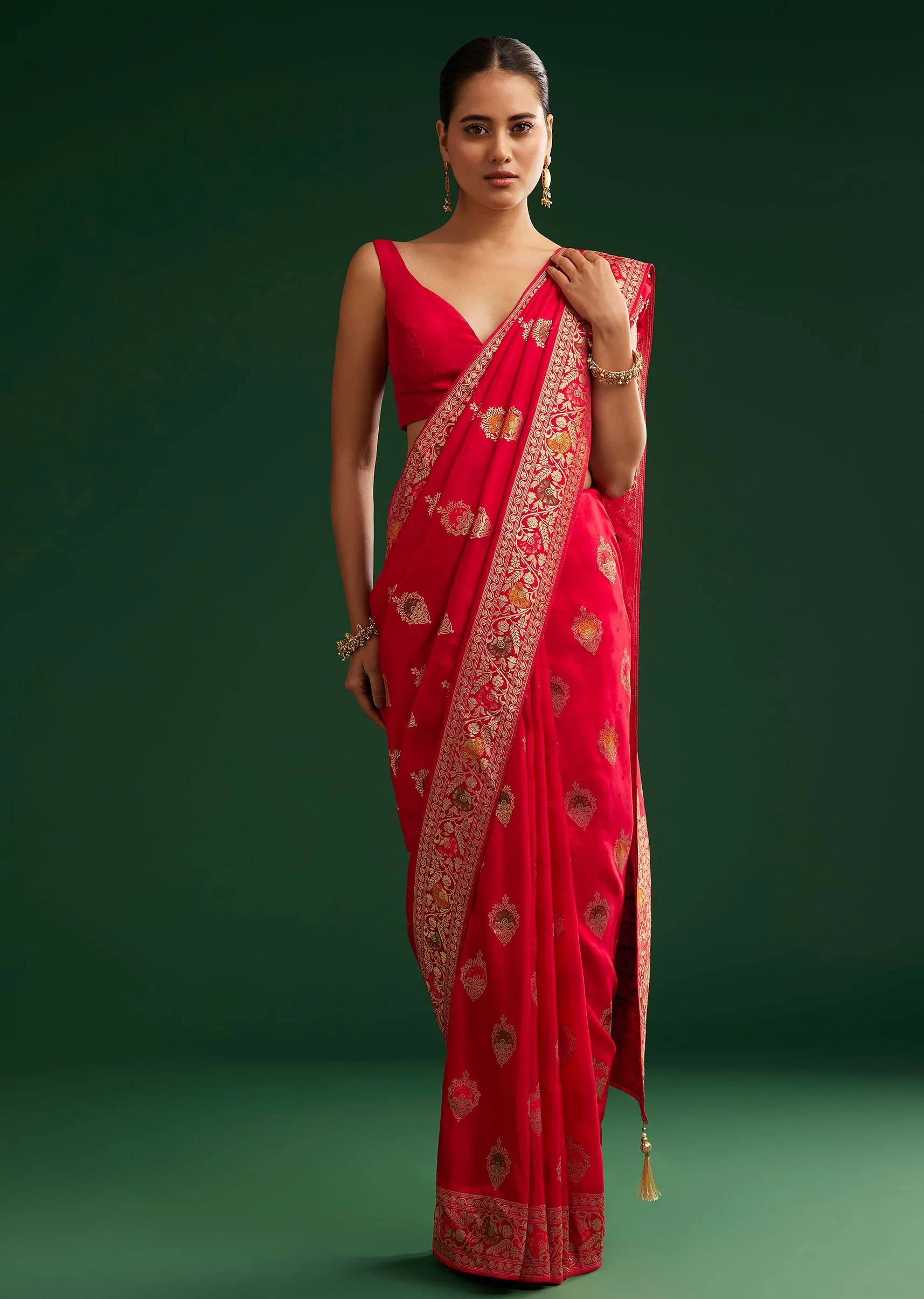 Red Dola Silk Saree With Zari Detailing - Image 3