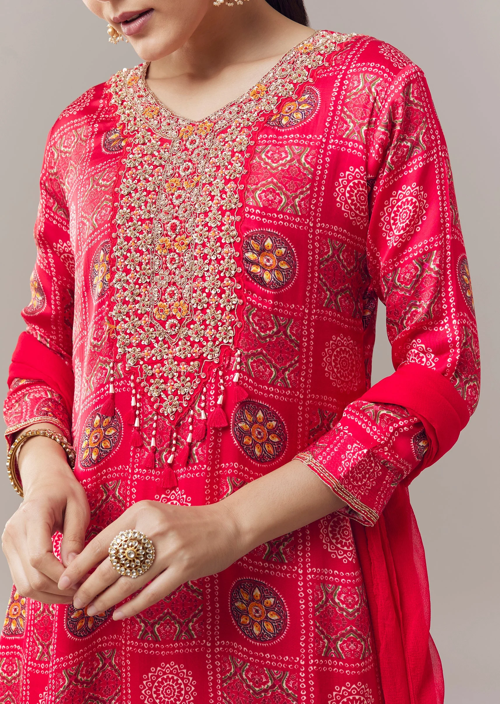 Red Kurta Set With Festive Bandhani Prints And Dupatta - Image 2
