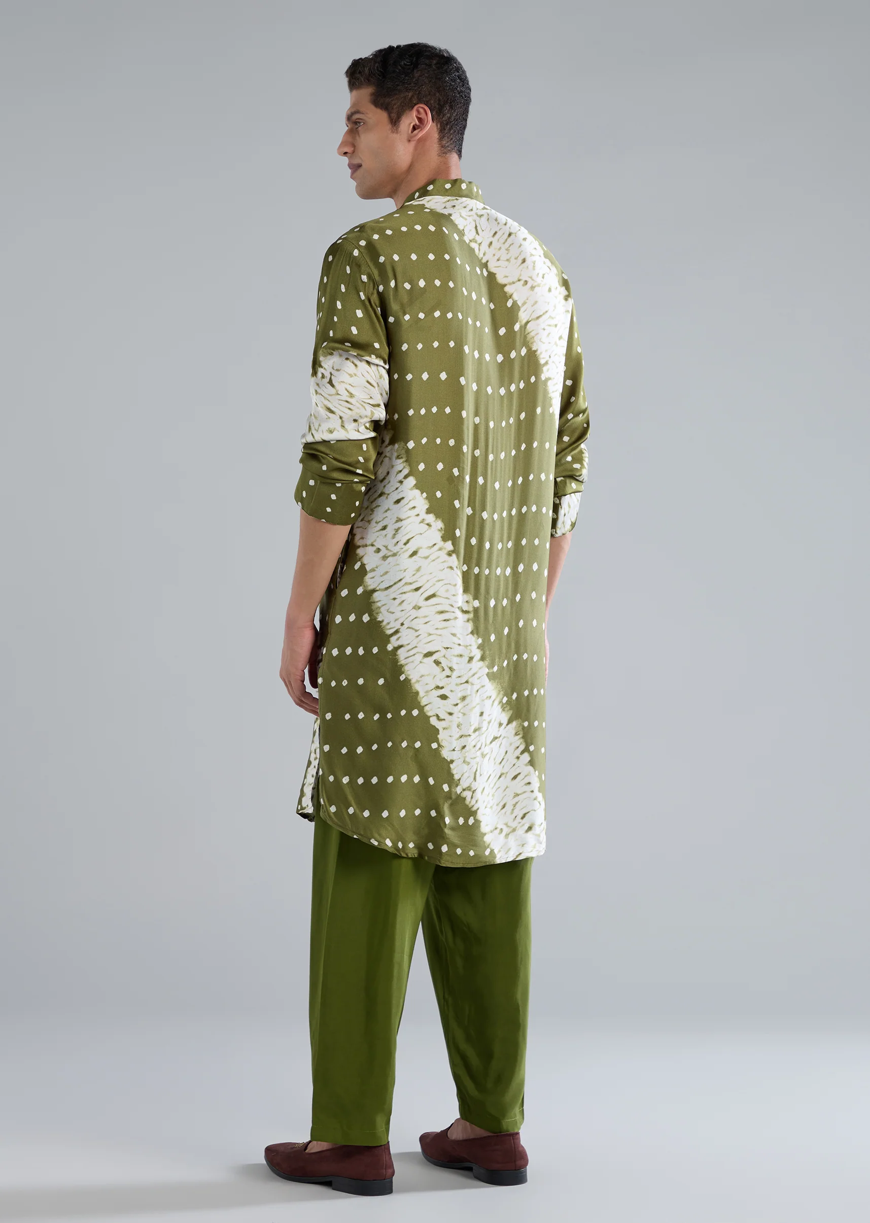 Vibrant Green Indo-Western Couple Set – Green Satin Indo-Western Set For Her And Green Bandhani Kurta Set For Him - Image 12