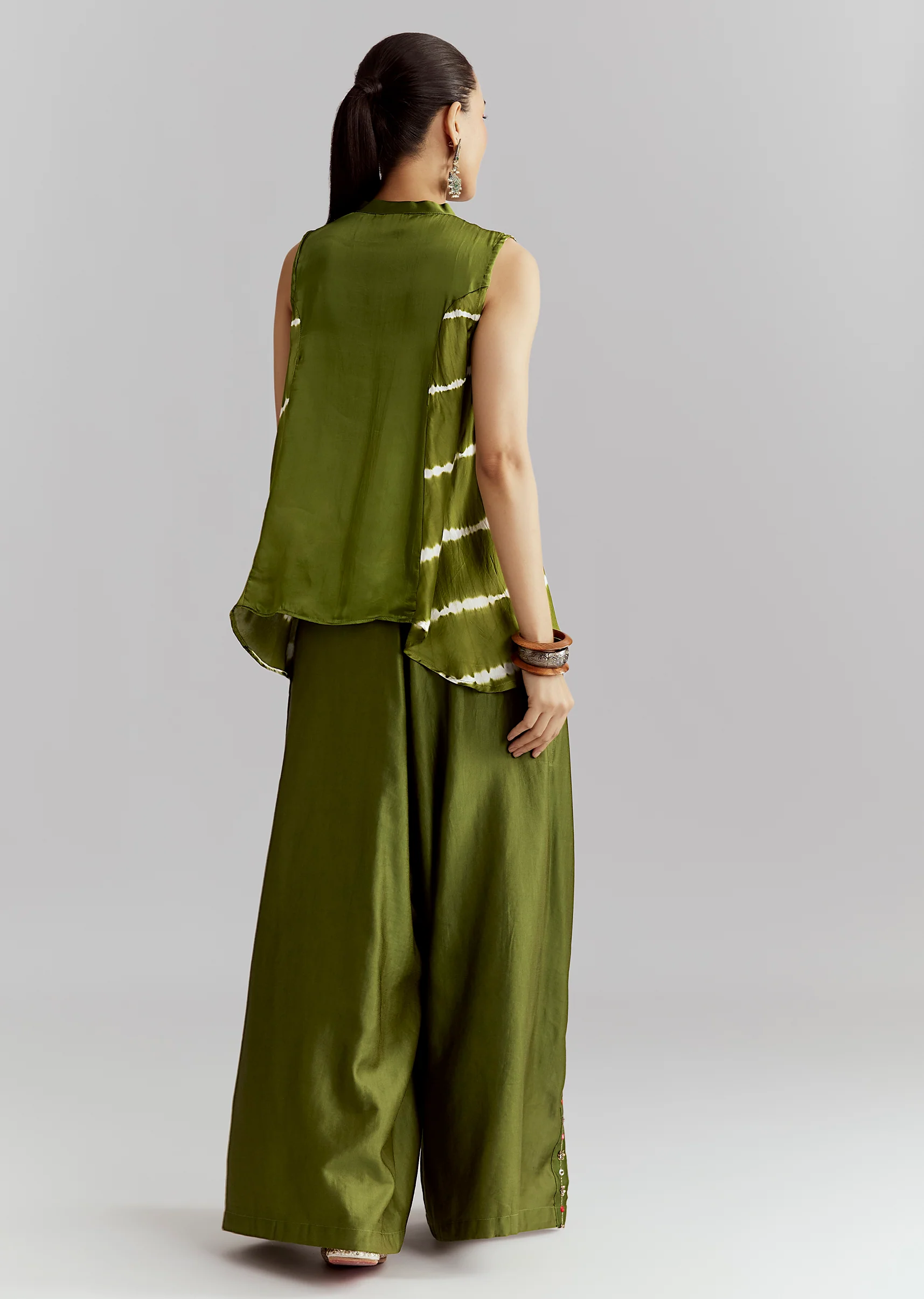 Vibrant Green Indo-Western Couple Set – Green Satin Indo-Western Set For Her And Green Bandhani Kurta Set For Him - Image 6