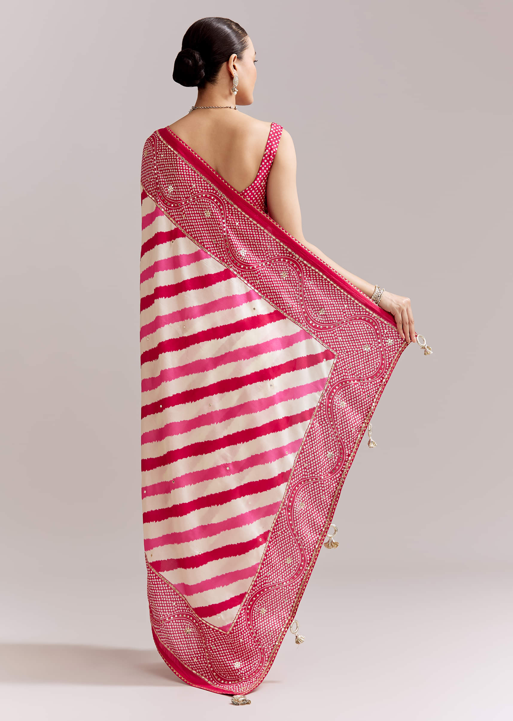 White And Pink Silk Saree With Lehariya And Bandhani Print - Image 4