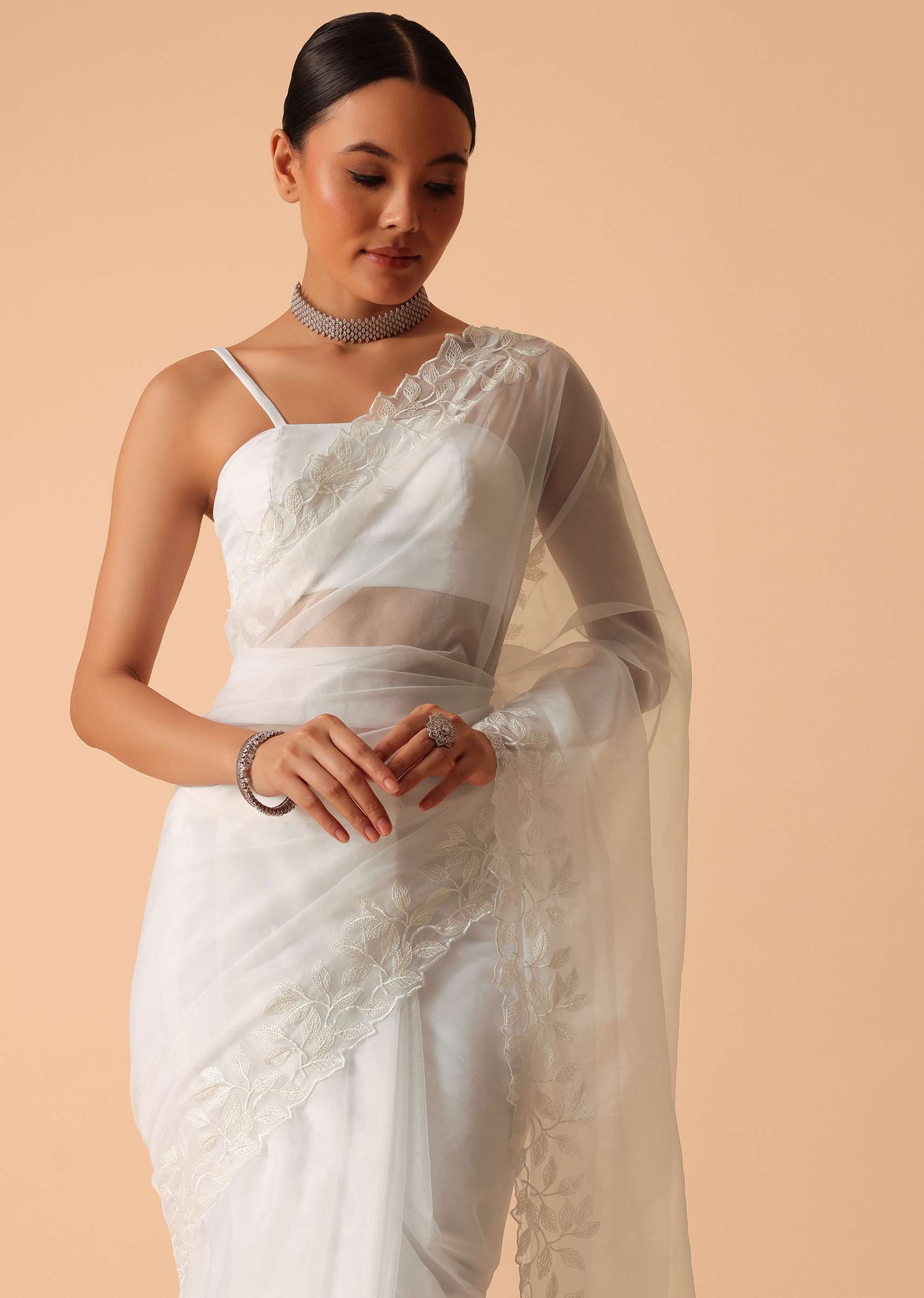 White Saree In Organza With Floral Motif Border And Unstitched Blouse Piece - Image 5