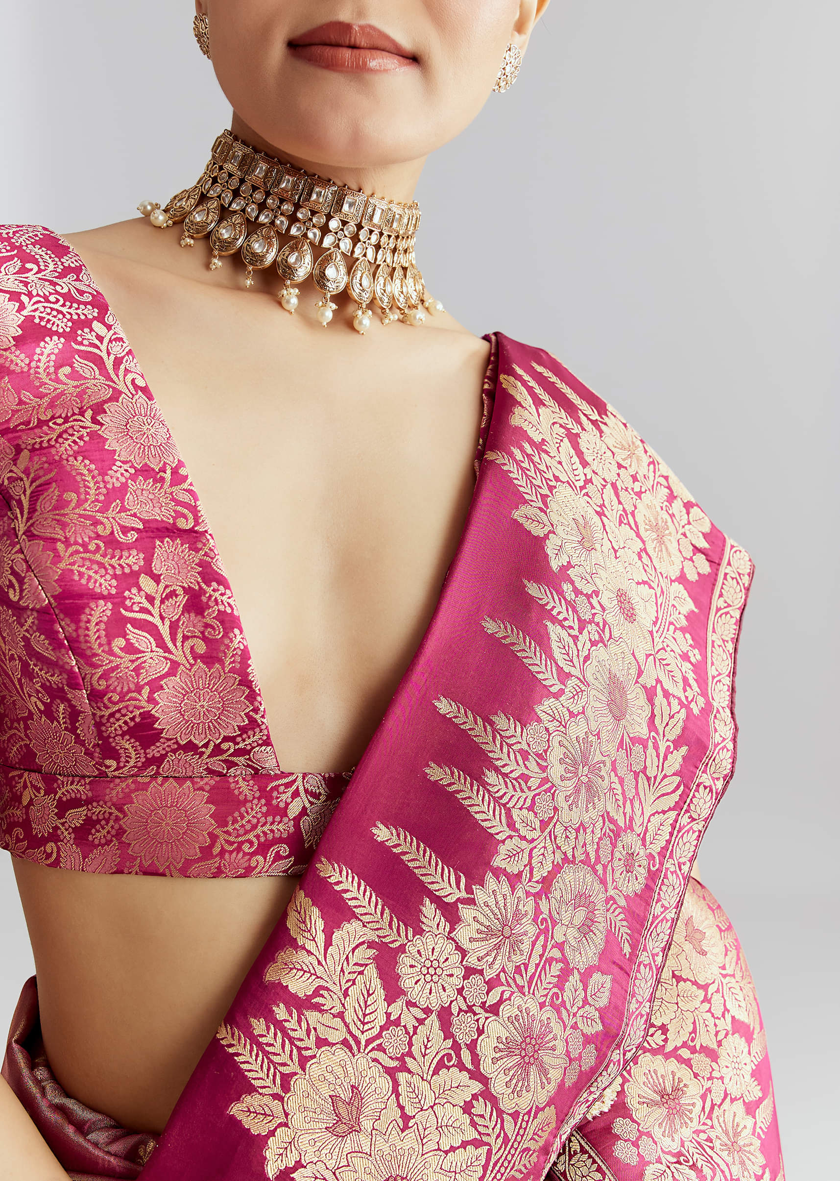 Wine Dola Silk Woven Saree With Zari Butti Work - Image 2