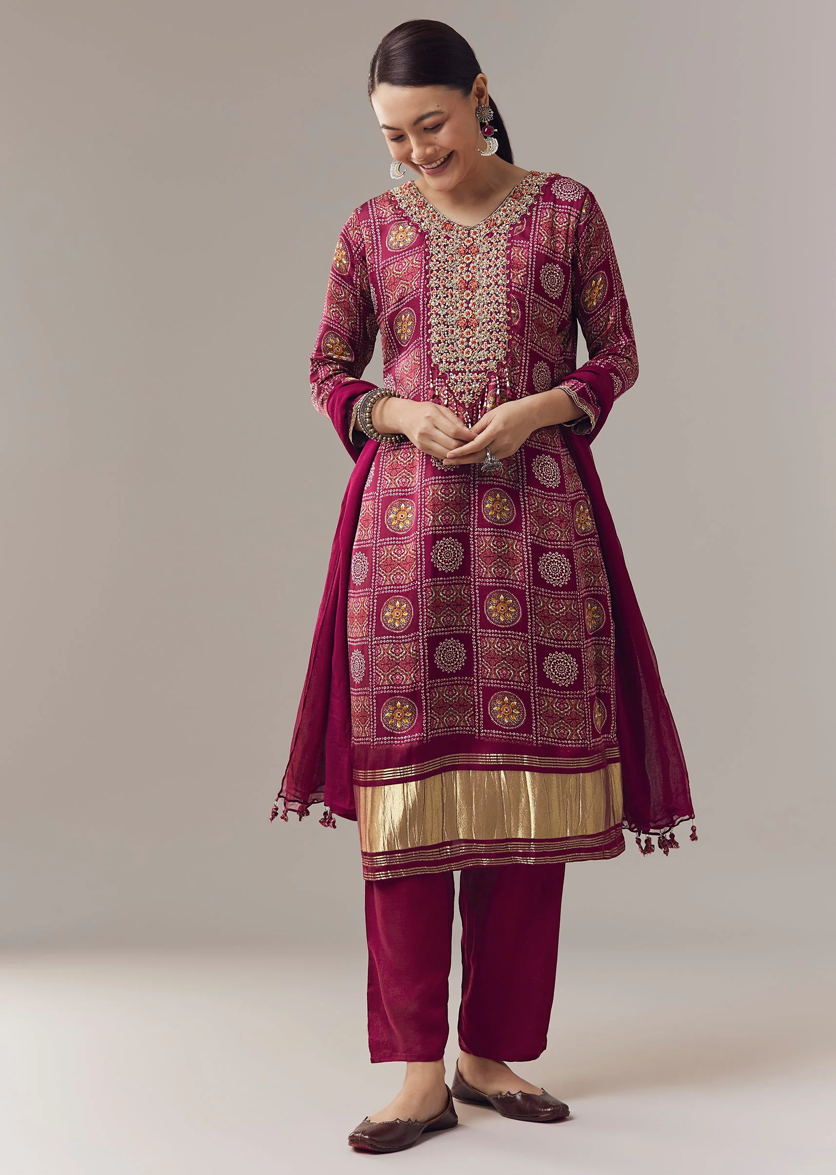 Wine Kurta Set In Bandhani Print With Embroidered Neck And Dupatta - Image 3